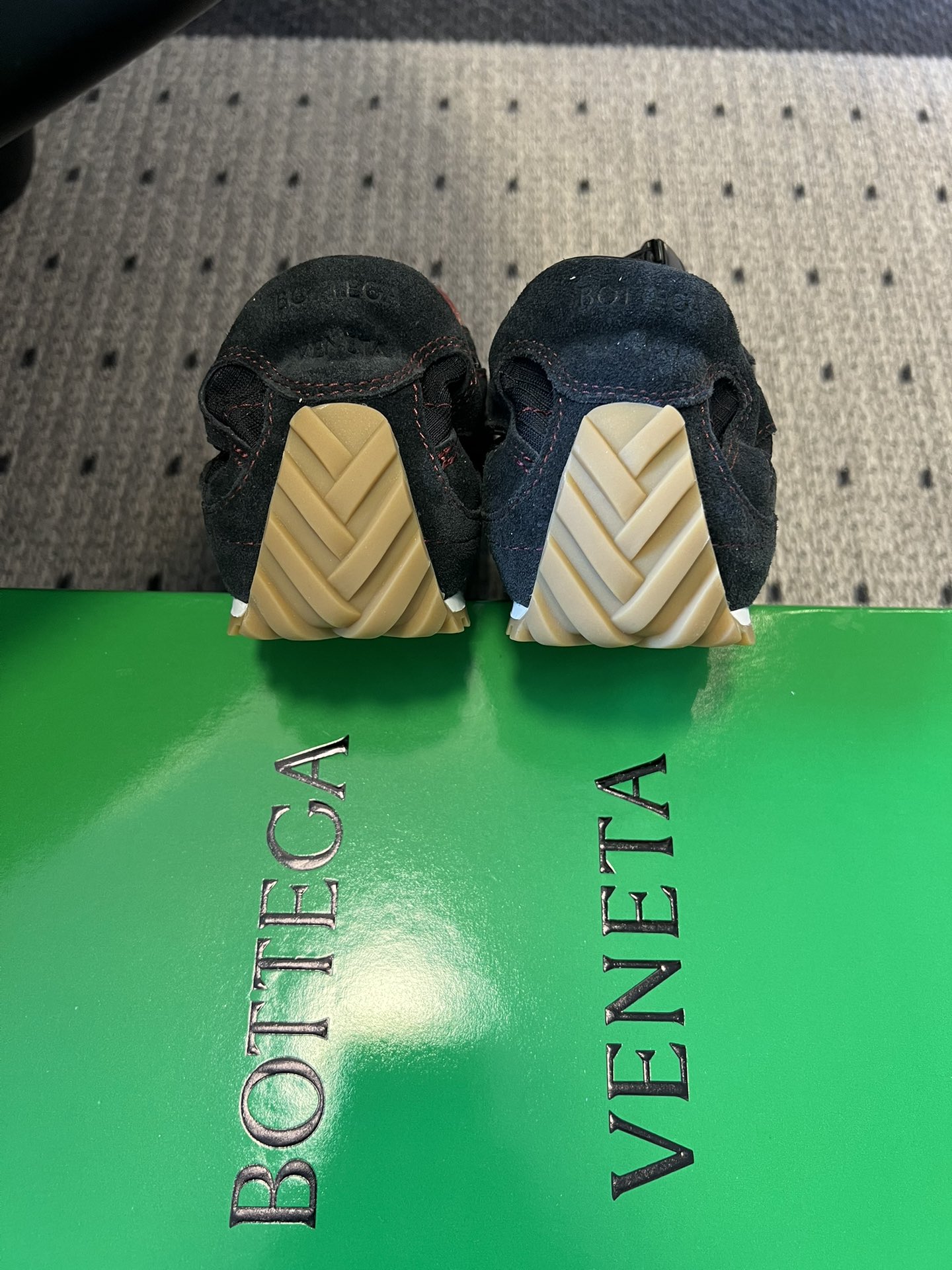 Bottega Venet*26ss新系列撞色运动鞋休闲鞋采用复古户外跑鞋的鞋型，低帮轮廓搭配流线型鞋身