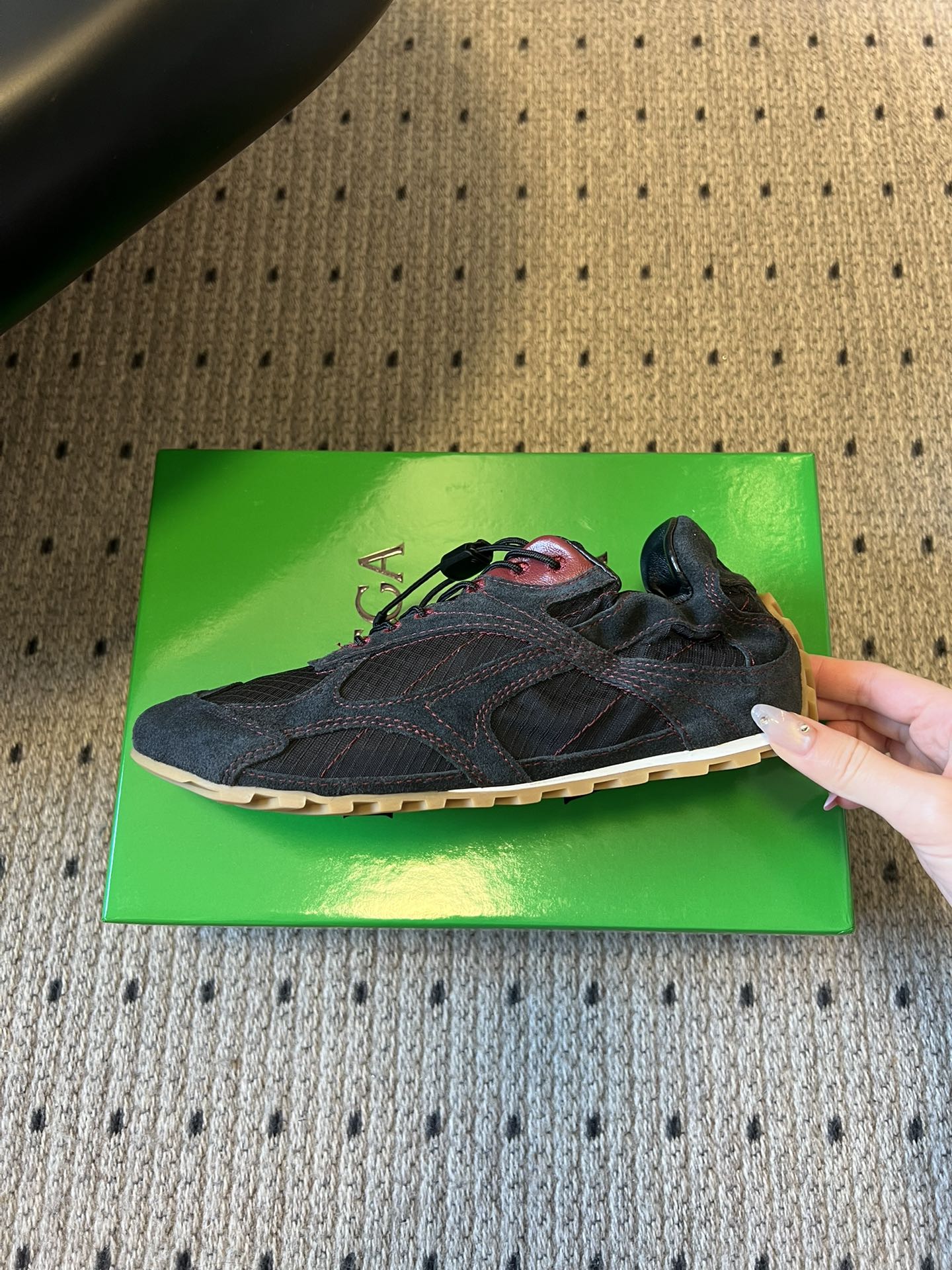 Bottega Venet*26ss新系列撞色运动鞋休闲鞋采用复古户外跑鞋的鞋型，低帮轮廓搭配流线型鞋身