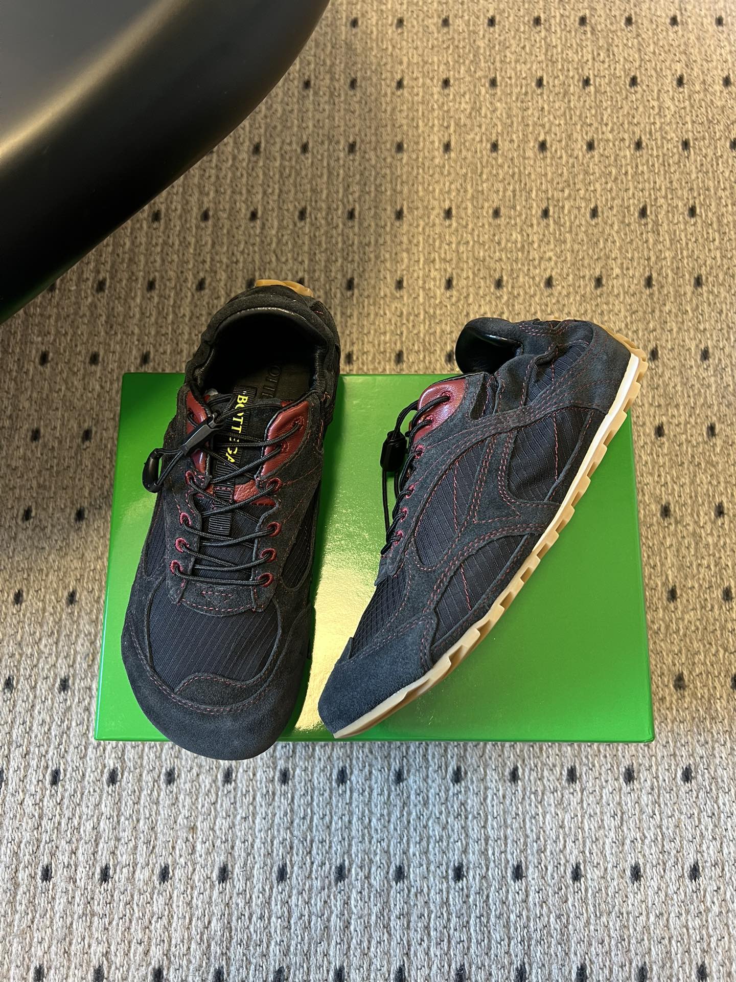 Bottega Venet*26ss新系列撞色运动鞋休闲鞋采用复古户外跑鞋的鞋型，低帮轮廓搭配流线型鞋身