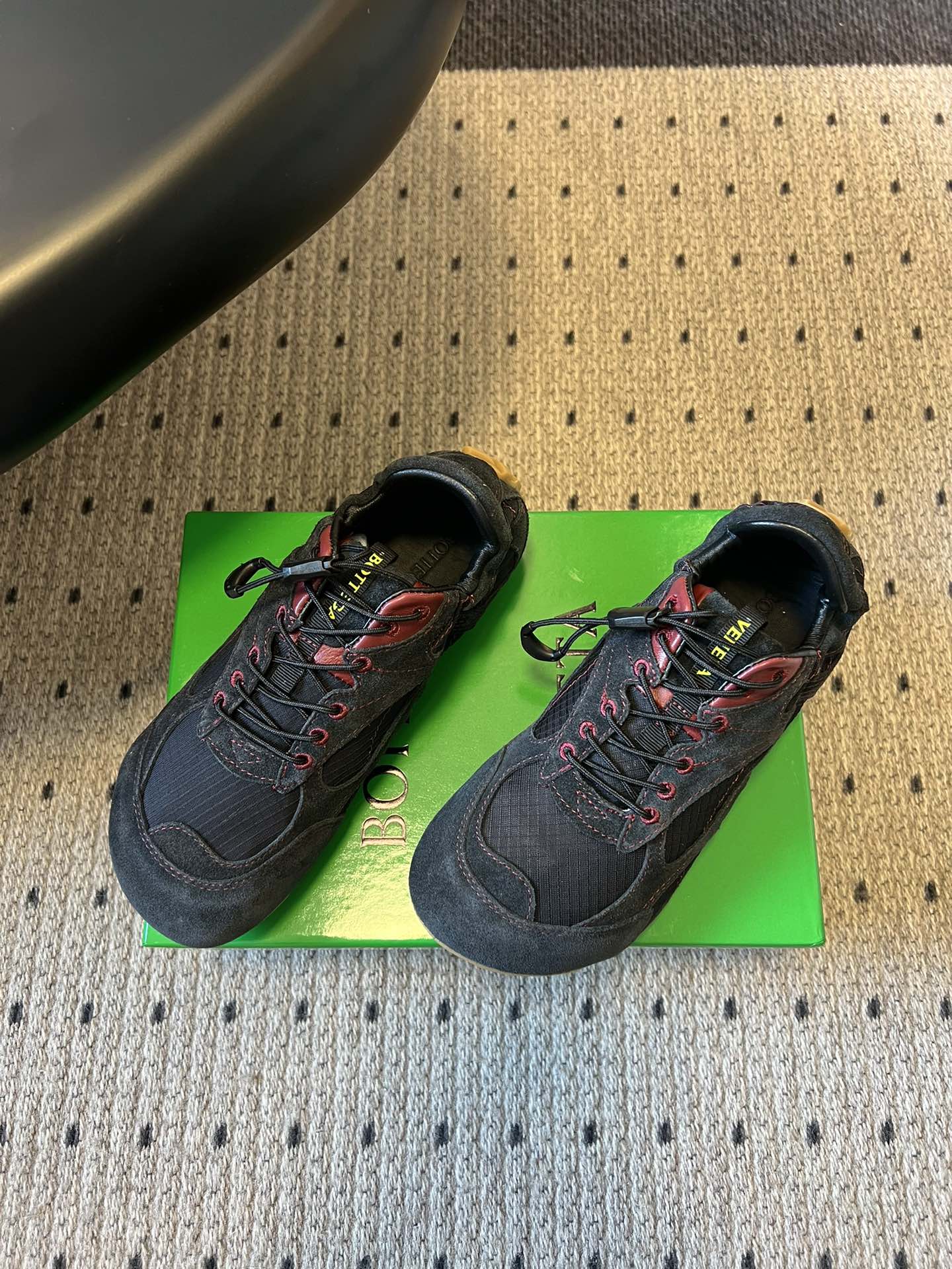 Bottega Venet*26ss新系列撞色运动鞋休闲鞋采用复古户外跑鞋的鞋型，低帮轮廓搭配流线型鞋身