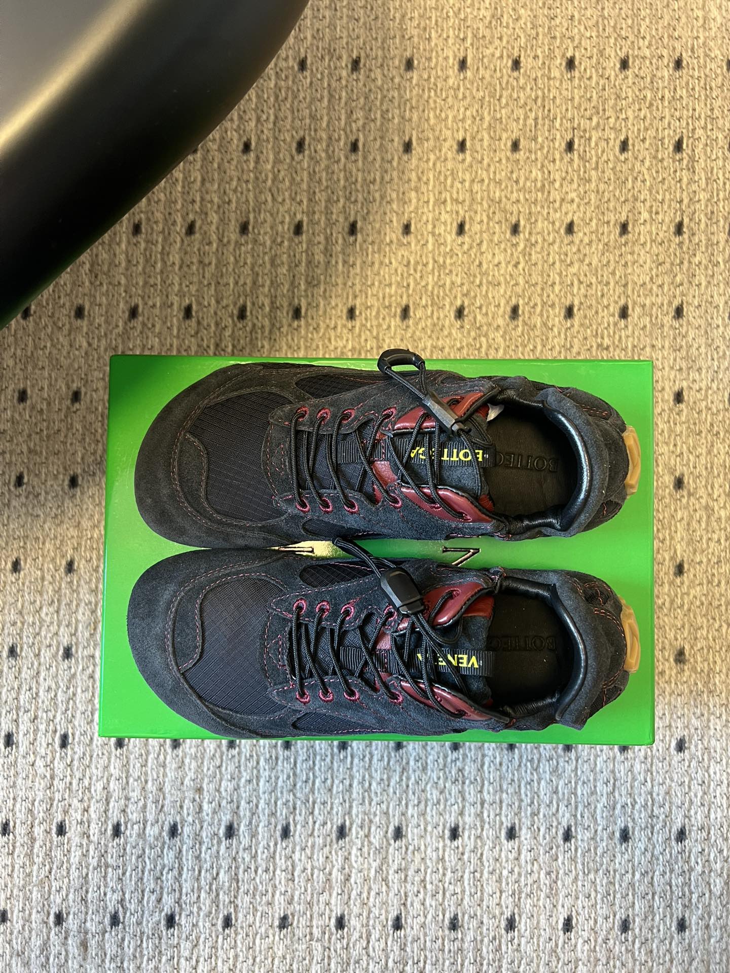 Bottega Venet*26ss新系列撞色运动鞋休闲鞋采用复古户外跑鞋的鞋型，低帮轮廓搭配流线型鞋身