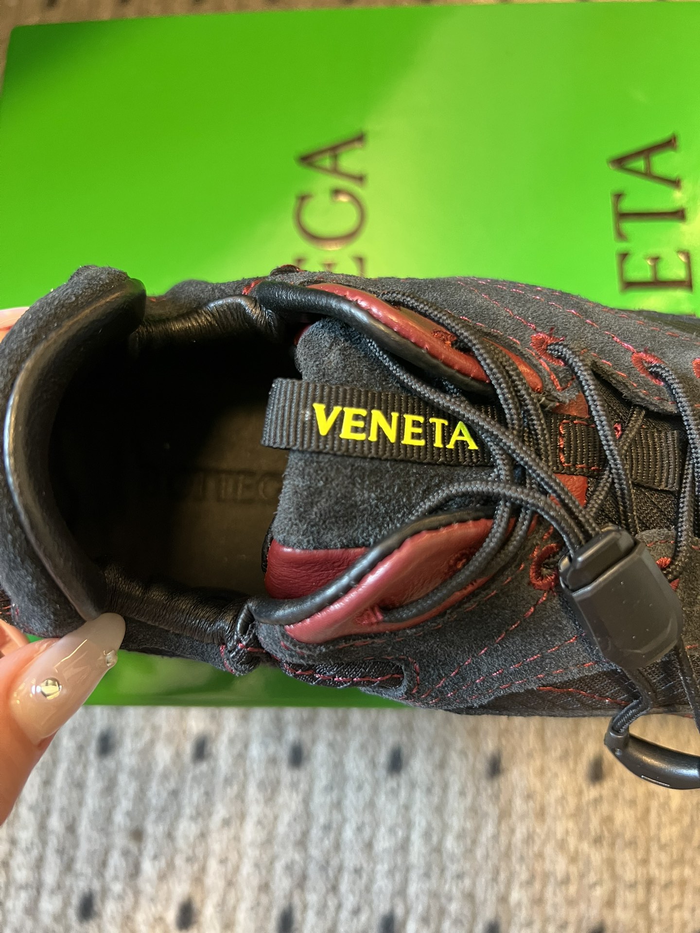 Bottega Venet*26ss新系列撞色运动鞋休闲鞋采用复古户外跑鞋的鞋型，低帮轮廓搭配流线型鞋身