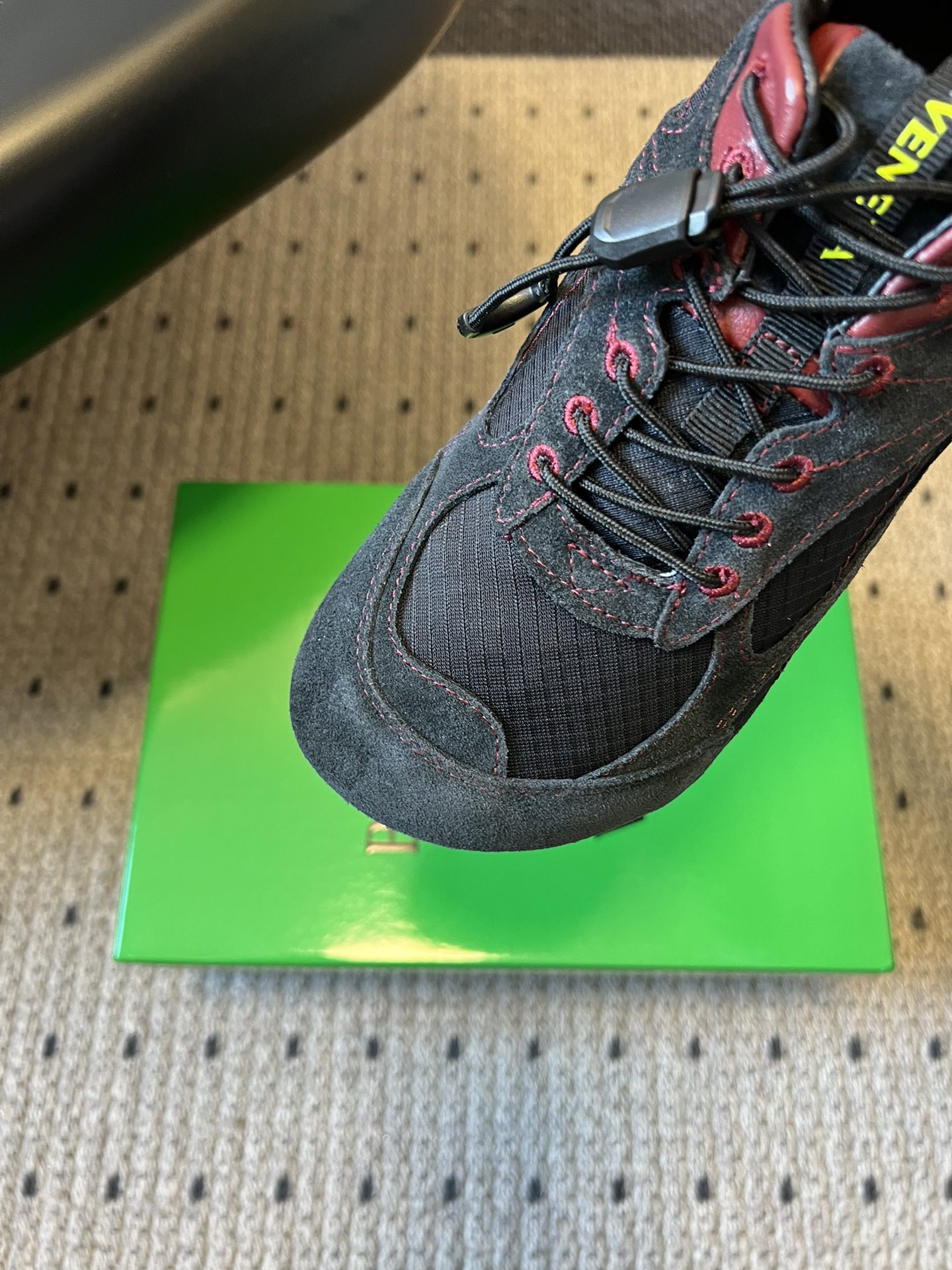 Bottega Venet*26ss新系列撞色运动鞋休闲鞋采用复古户外跑鞋的鞋型，低帮轮廓搭配流线型鞋身