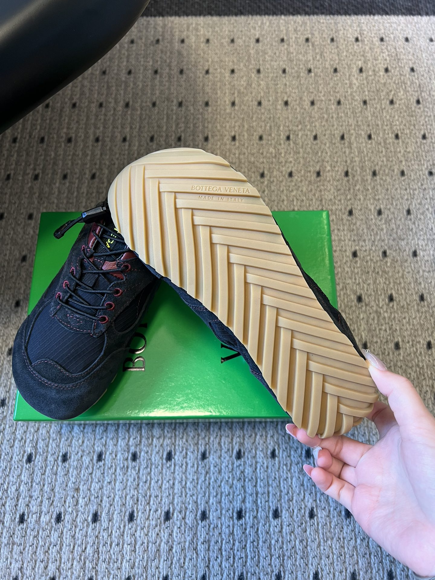 Bottega Venet*26ss新系列撞色运动鞋休闲鞋采用复古户外跑鞋的鞋型，低帮轮廓搭配流线型鞋身