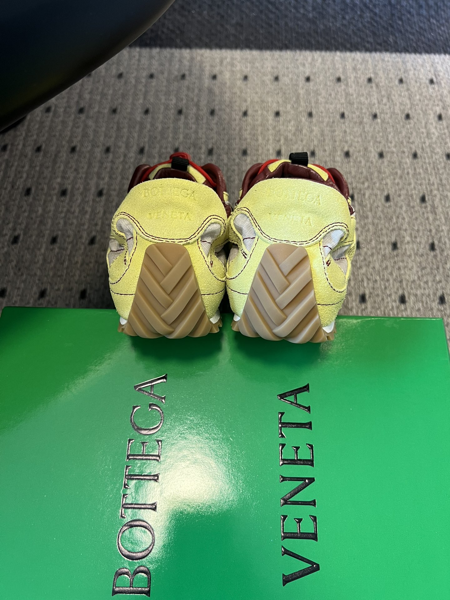 Bottega Venet*26ss新系列撞色运动鞋休闲鞋采用复古户外跑鞋的鞋型，低帮轮廓搭配流线型鞋身