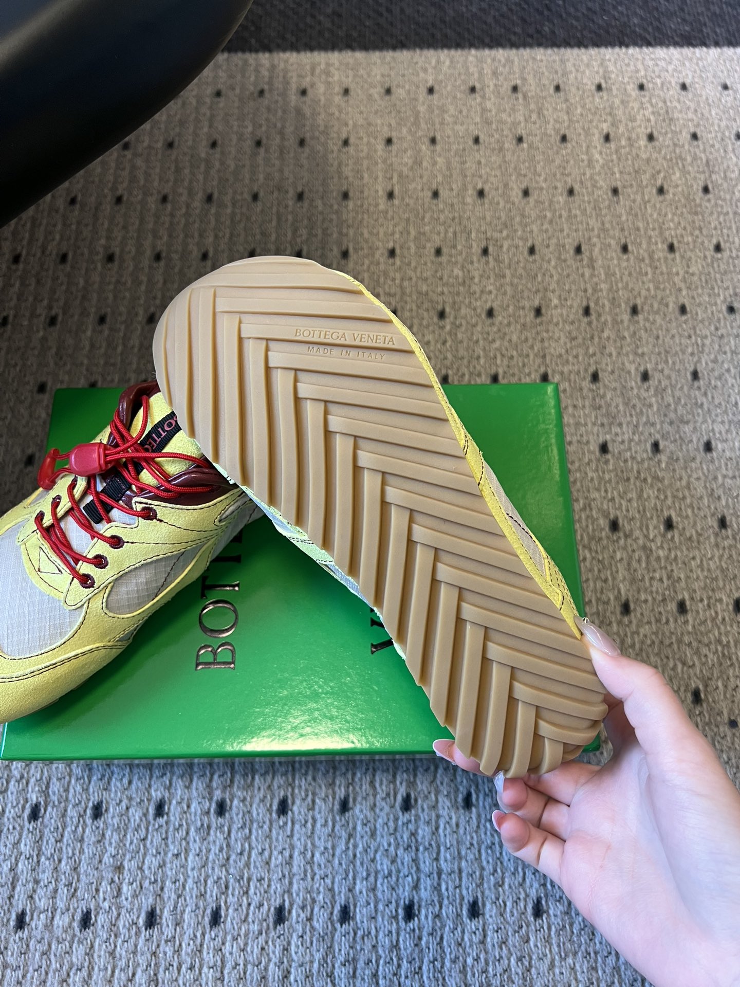 Bottega Venet*26ss新系列撞色运动鞋休闲鞋采用复古户外跑鞋的鞋型，低帮轮廓搭配流线型鞋身