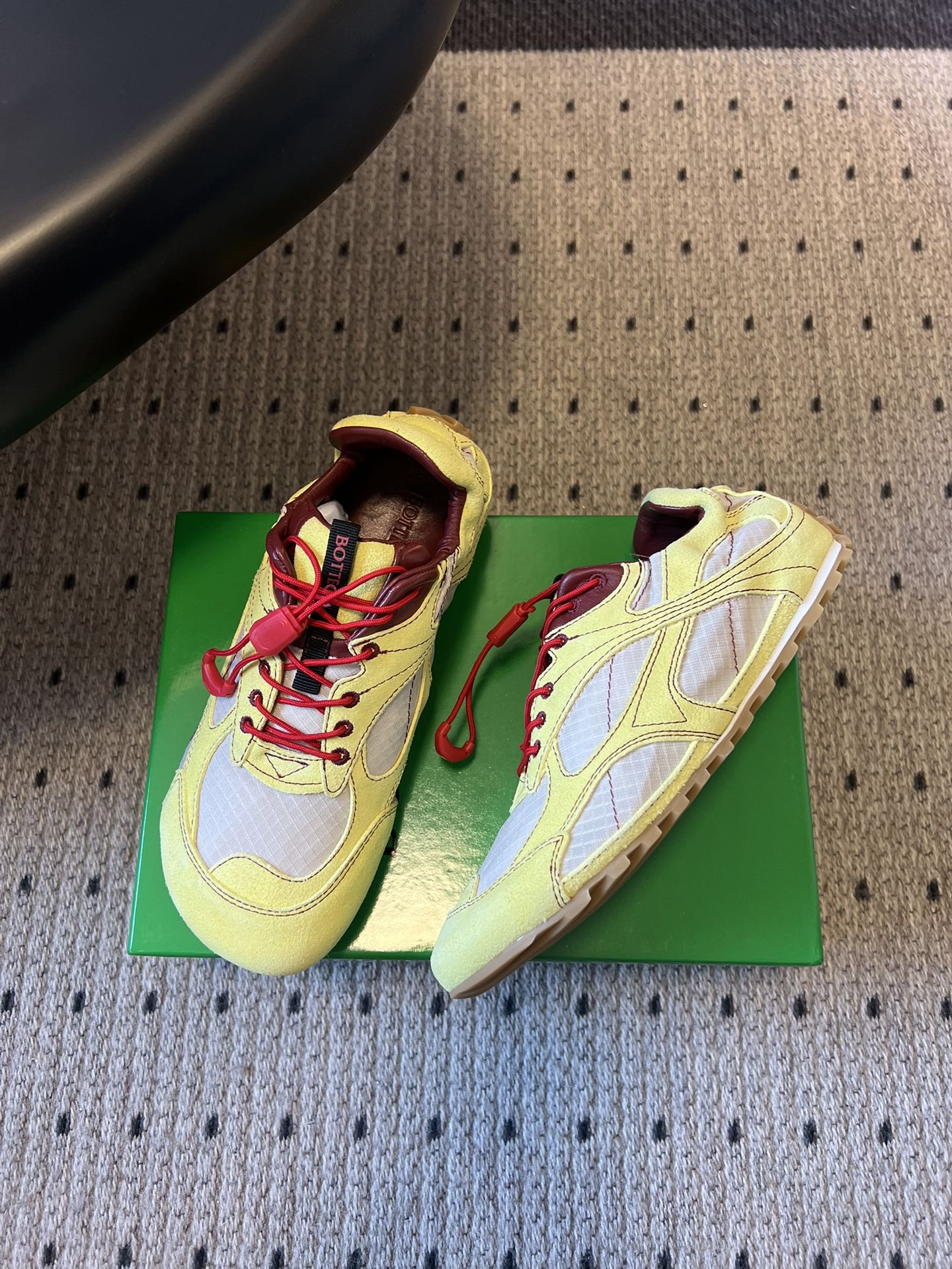 Bottega Venet*26ss新系列撞色运动鞋休闲鞋采用复古户外跑鞋的鞋型，低帮轮廓搭配流线型鞋身