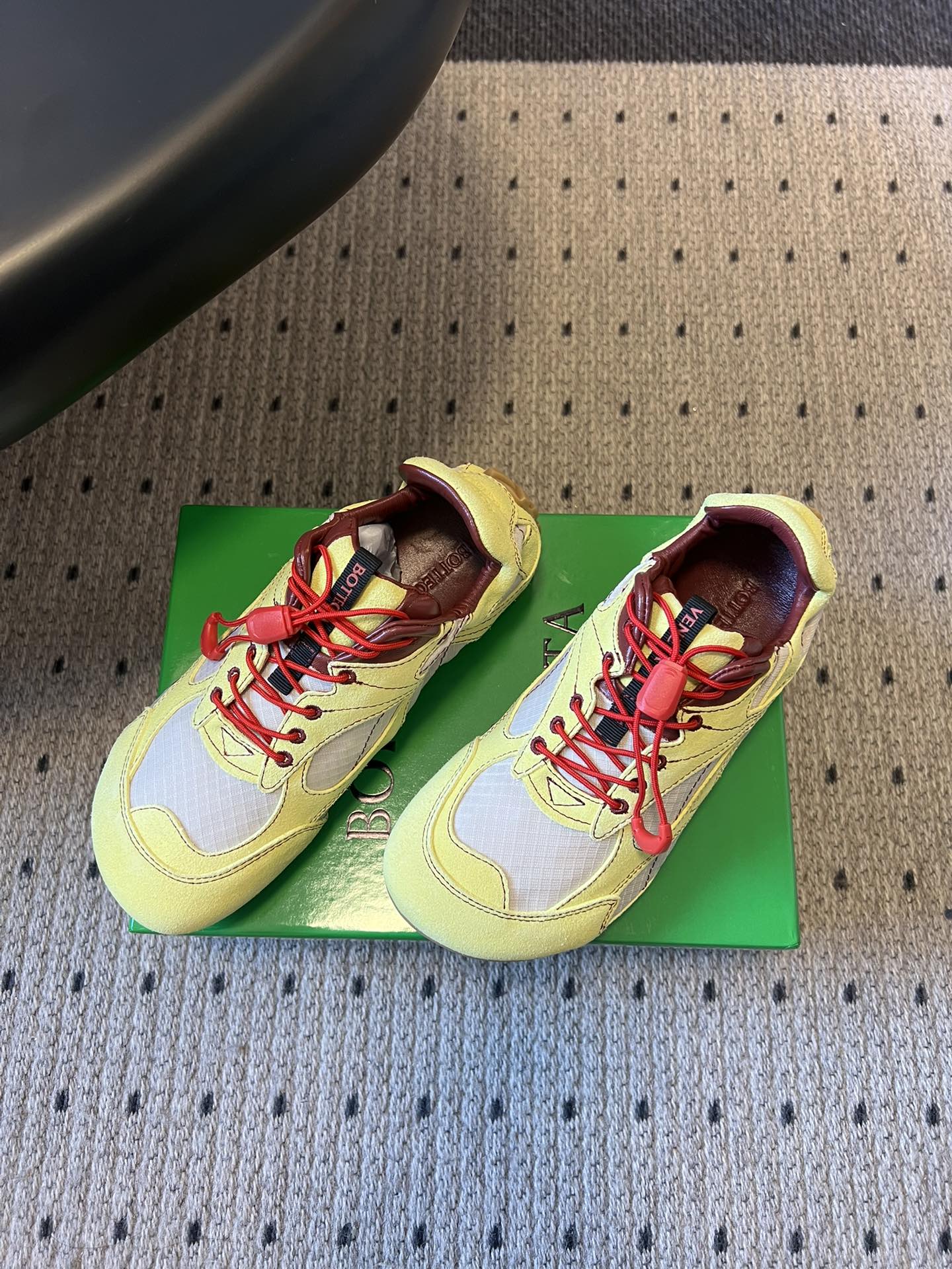 Bottega Venet*26ss新系列撞色运动鞋休闲鞋采用复古户外跑鞋的鞋型，低帮轮廓搭配流线型鞋身