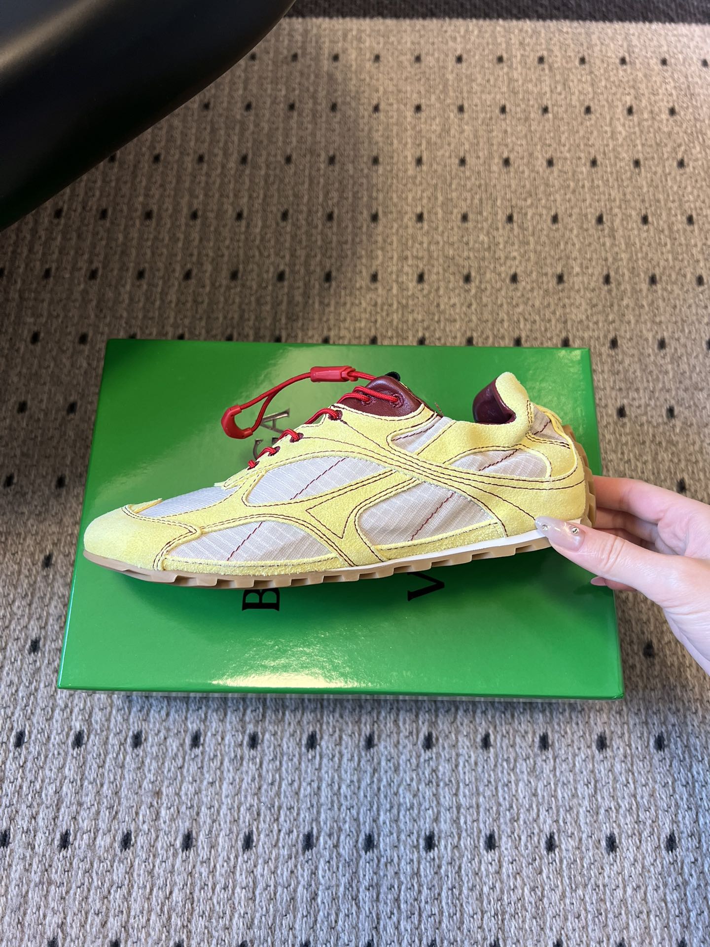 Bottega Venet*26ss新系列撞色运动鞋休闲鞋采用复古户外跑鞋的鞋型，低帮轮廓搭配流线型鞋身