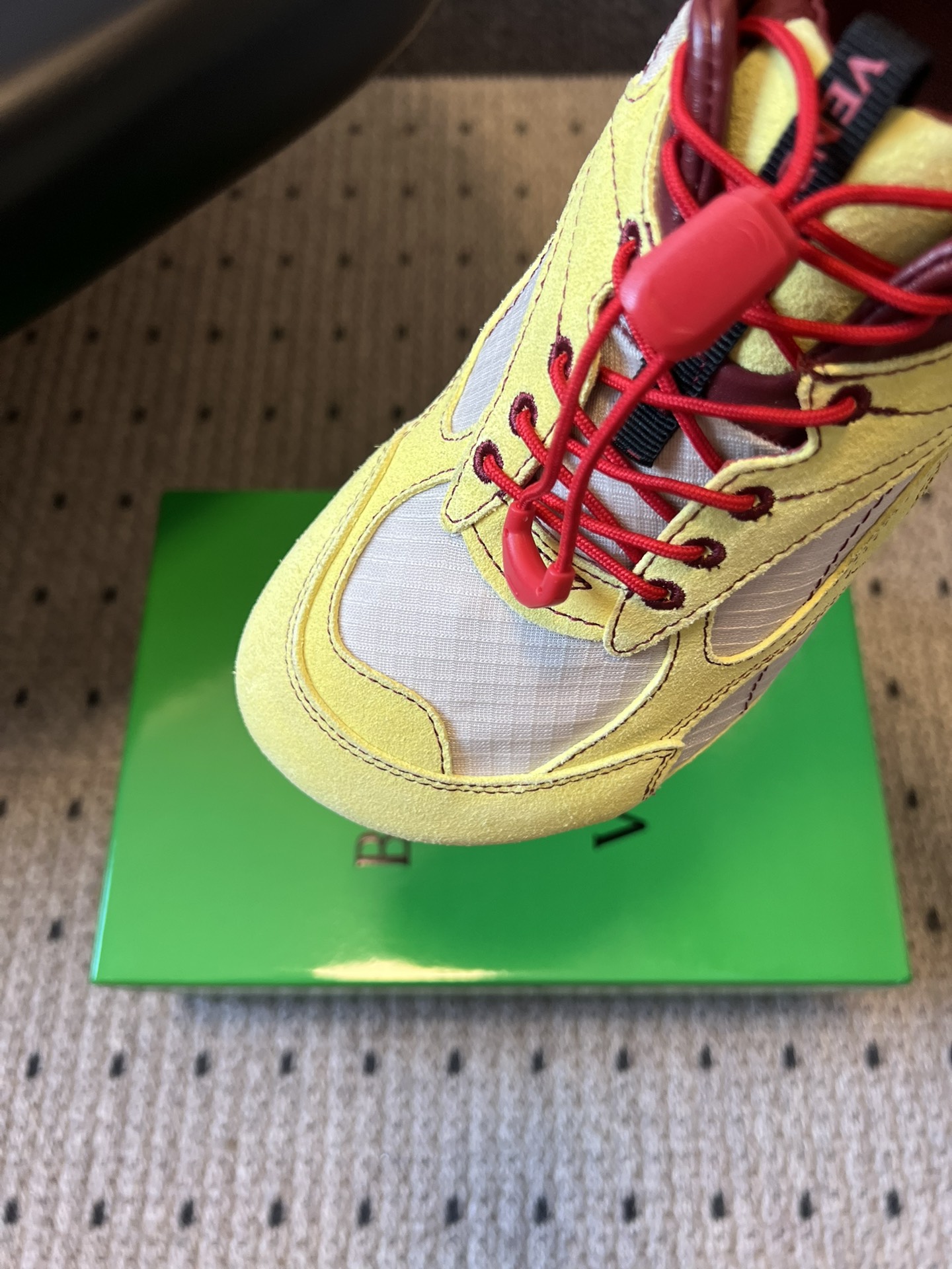 Bottega Venet*26ss新系列撞色运动鞋休闲鞋采用复古户外跑鞋的鞋型，低帮轮廓搭配流线型鞋身