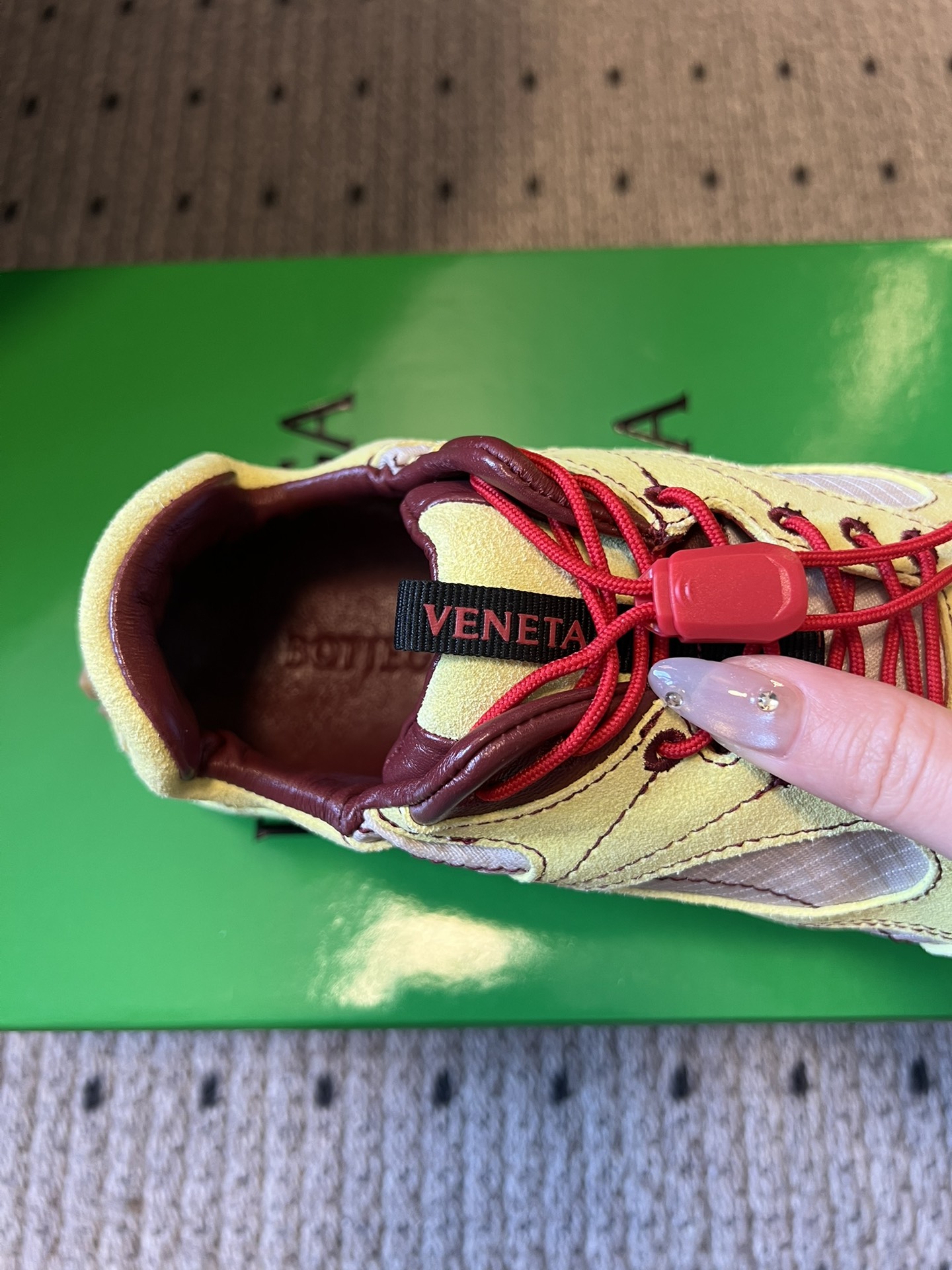 Bottega Venet*26ss新系列撞色运动鞋休闲鞋采用复古户外跑鞋的鞋型，低帮轮廓搭配流线型鞋身