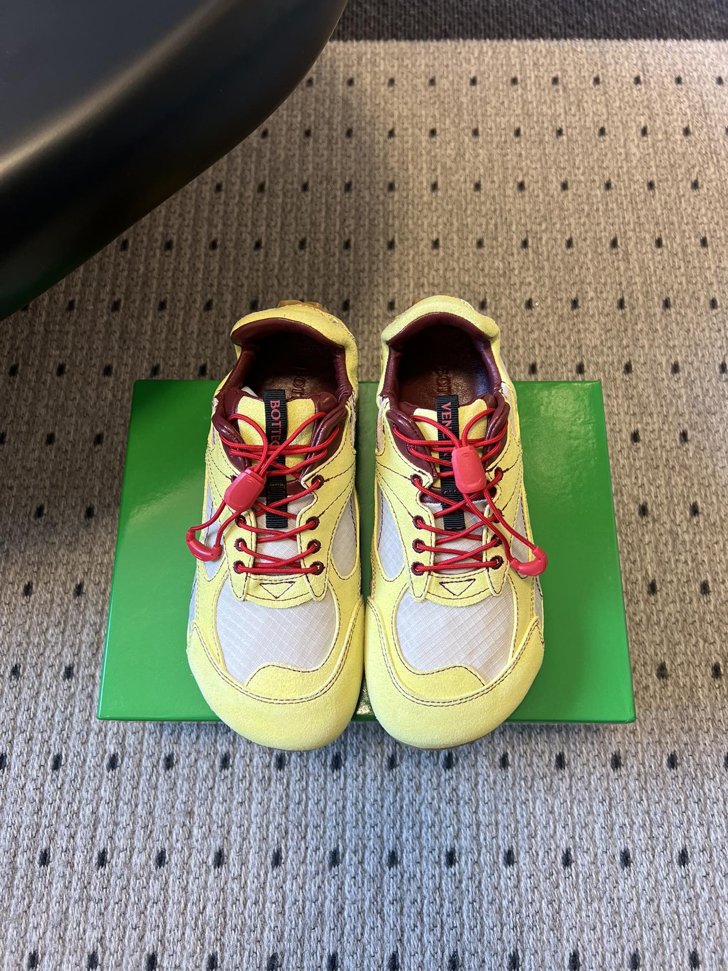 Bottega Venet*26ss新系列撞色运动鞋休闲鞋采用复古户外跑鞋的鞋型，低帮轮廓搭配流线型鞋身