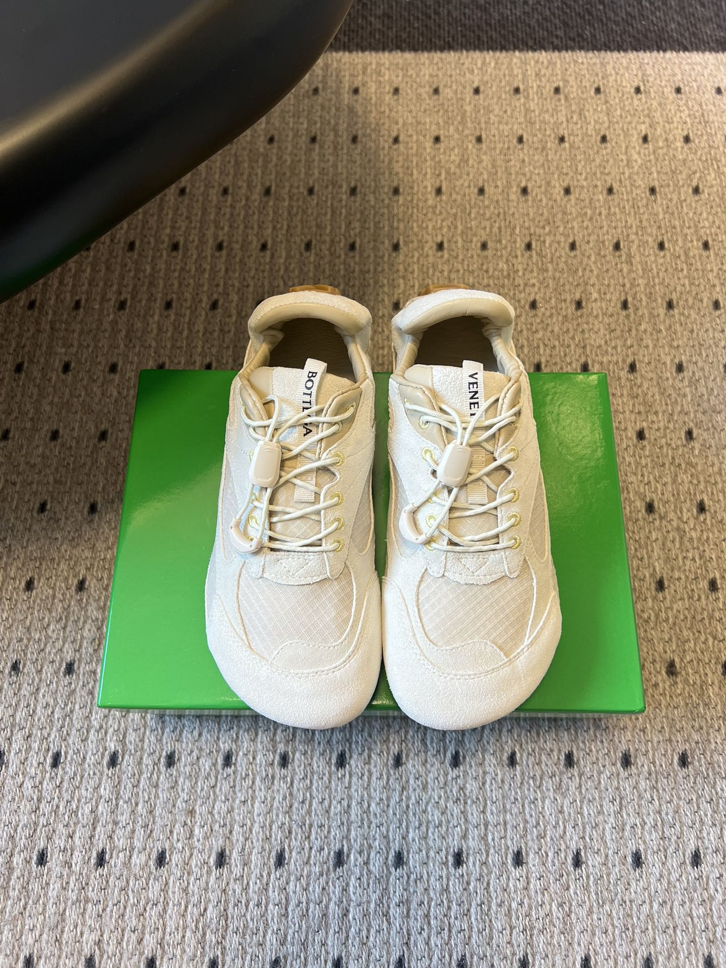 NO:696179,Bottega Venet*26ss new series of contrasting color sports shoes and casual shoes adopt the shape of retro outdoor running shoes, with a low-cut silhouette and a streamlined shoe body. The shoelace system is simple and fits the foot, and the toe is rounded. The overall feeling is both sporty and retro. There is a brand logo webbing on the tongue, and the details enhance the recognition.  It combines casual sports attributes with light luxury texture. The shoe shape fits the foot shape, lightweight material and soft sole, taking into account fashion and daily comfort. Upper deer velvet/mesh lining sheepskin outsole TPU outsole size 35-41 (customized sizes 40 and 41 are non-returnable) Heel height 3cm, casual shoes/sports shoes, bottega veneta, sneakers, sheepskin19860909Bottega Venet*26ss新系列撞色运动鞋休闲鞋 采用复古户外跑鞋的鞋型,低帮轮廓搭配流线型鞋身,鞋带系统简约且贴合脚面,鞋头圆润,整体兼具运动感与复古潮流感；鞋舌处有品牌标识织带,细节强化辨识度. 兼具休闲运动属性与轻奢质感.鞋型贴合脚型,轻量化的材质搭配柔软的鞋底,兼顾了时尚性与日常穿着的舒适度. 鞋面鹿绒/网 内里羊皮 大底TPU大底 size35-41码（40、41码定制不退换） 跟高3cm,休闲鞋/运动鞋,bottega veneta,sneakers,sheepskin,Women's Shoes