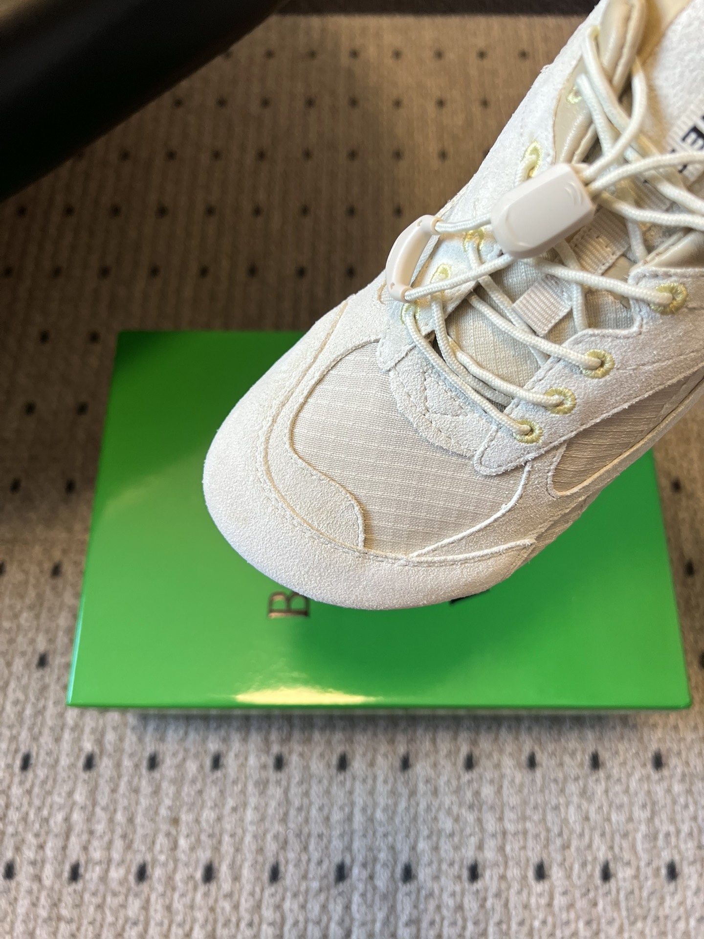 Bottega Venet*26ss新系列撞色运动鞋休闲鞋采用复古户外跑鞋的鞋型，低帮轮廓搭配流线型鞋身