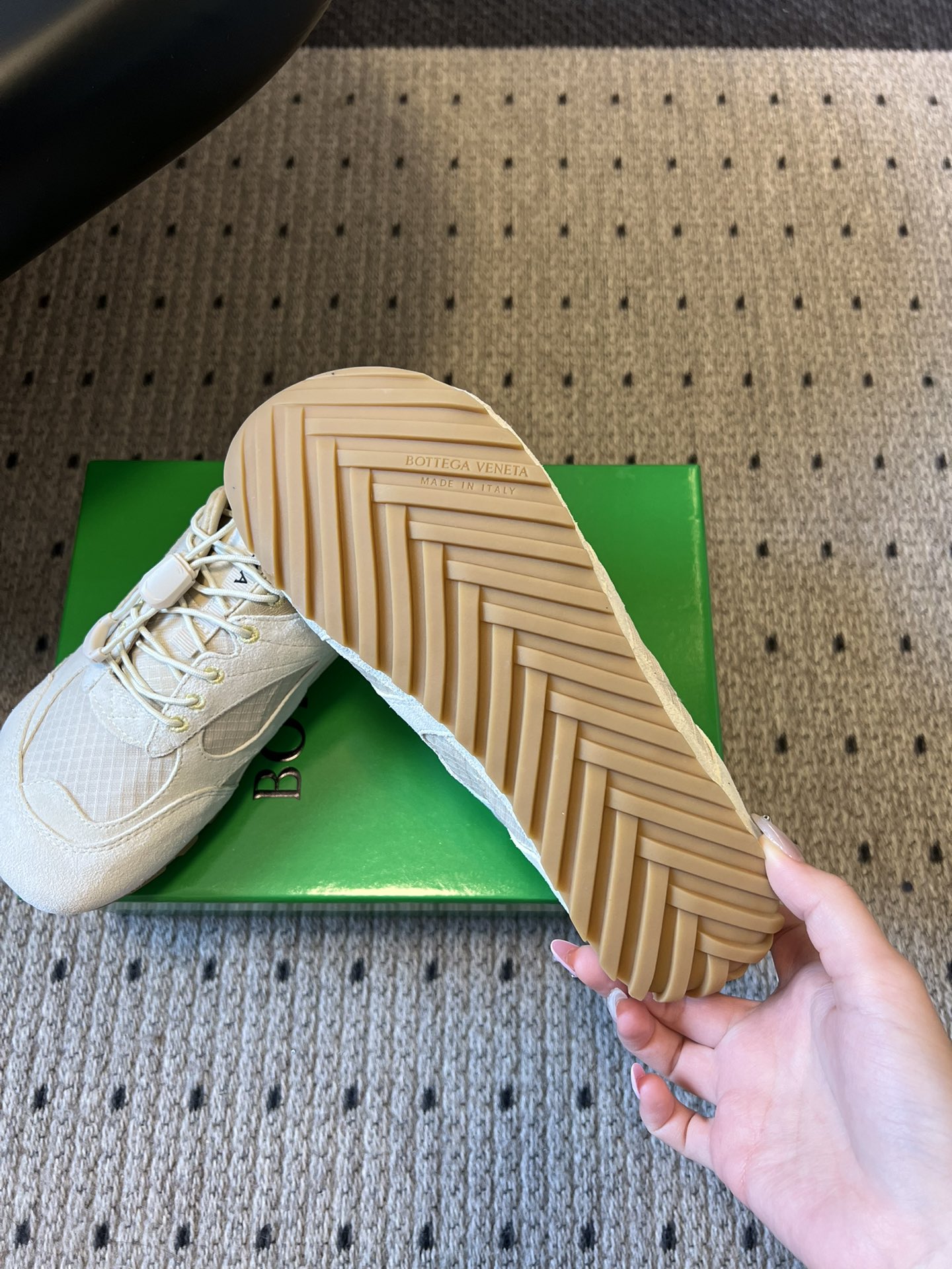 Bottega Venet*26ss新系列撞色运动鞋休闲鞋采用复古户外跑鞋的鞋型，低帮轮廓搭配流线型鞋身