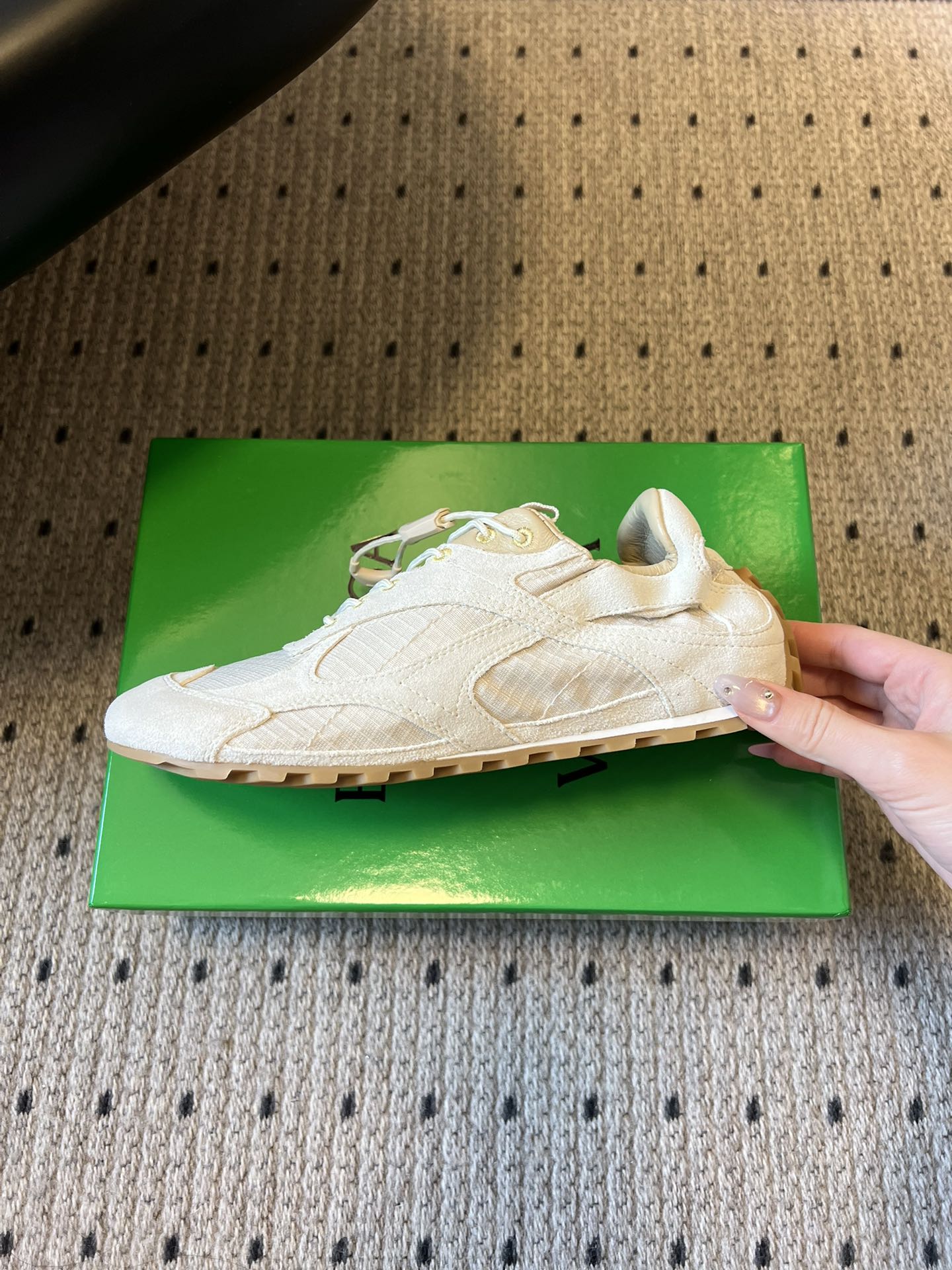 Bottega Venet*26ss新系列撞色运动鞋休闲鞋采用复古户外跑鞋的鞋型，低帮轮廓搭配流线型鞋身