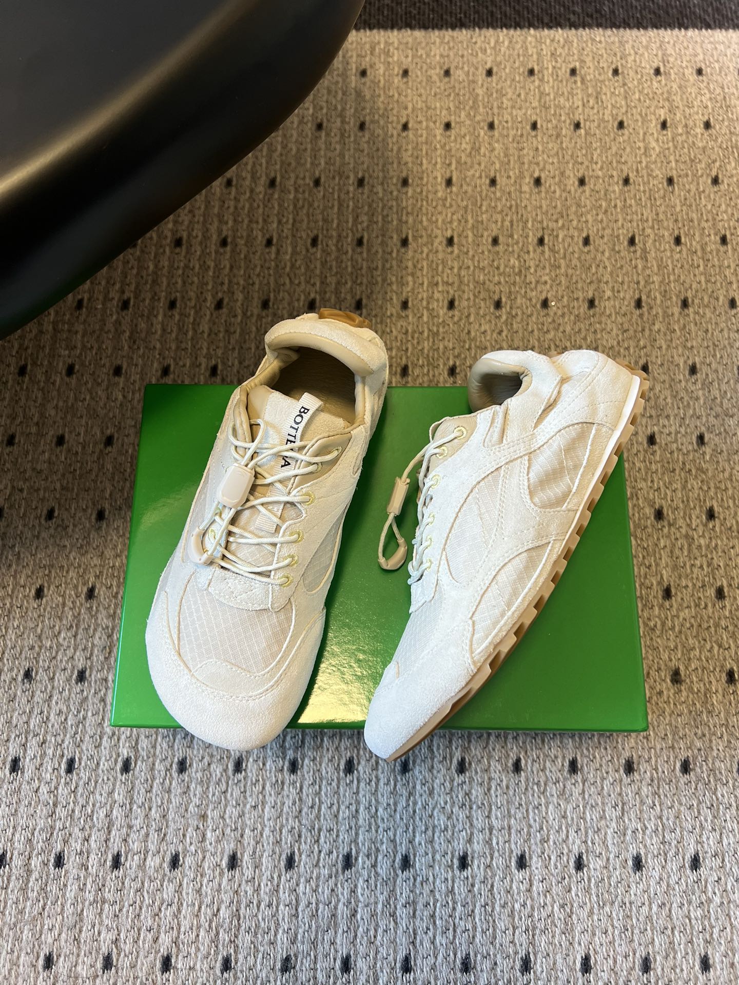 Bottega Venet*26ss新系列撞色运动鞋休闲鞋采用复古户外跑鞋的鞋型，低帮轮廓搭配流线型鞋身