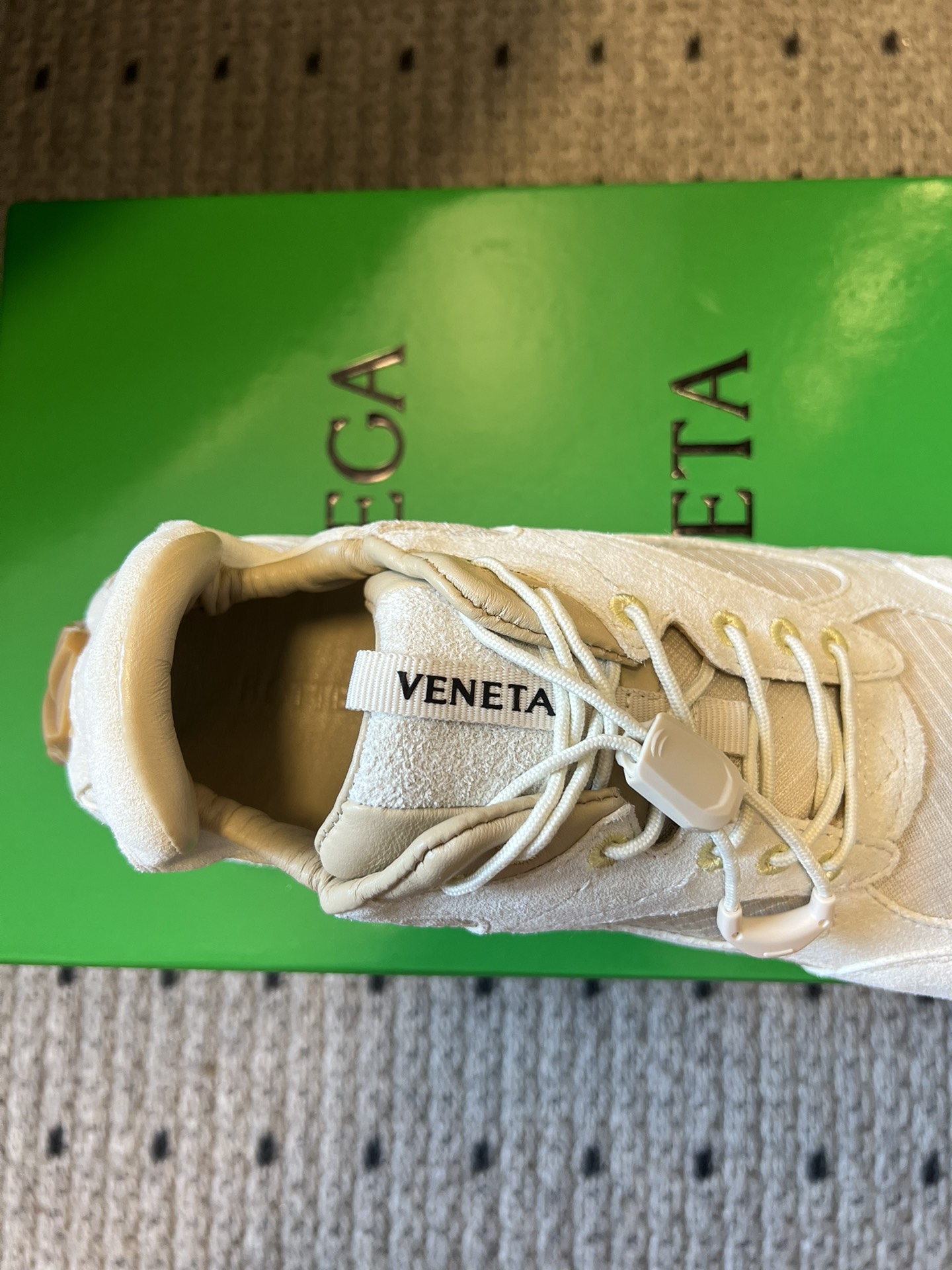 Bottega Venet*26ss新系列撞色运动鞋休闲鞋采用复古户外跑鞋的鞋型，低帮轮廓搭配流线型鞋身