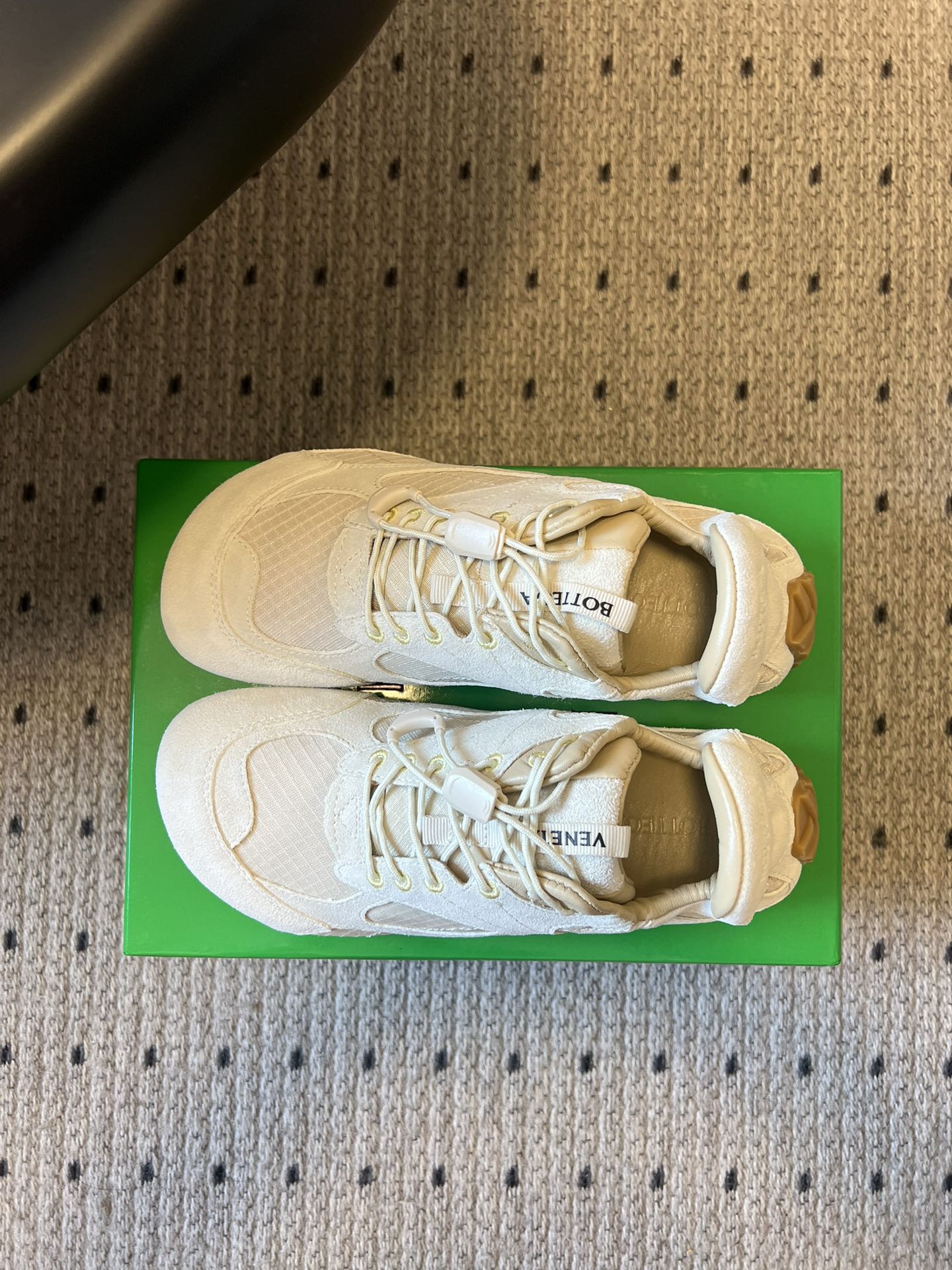 Bottega Venet*26ss新系列撞色运动鞋休闲鞋采用复古户外跑鞋的鞋型，低帮轮廓搭配流线型鞋身