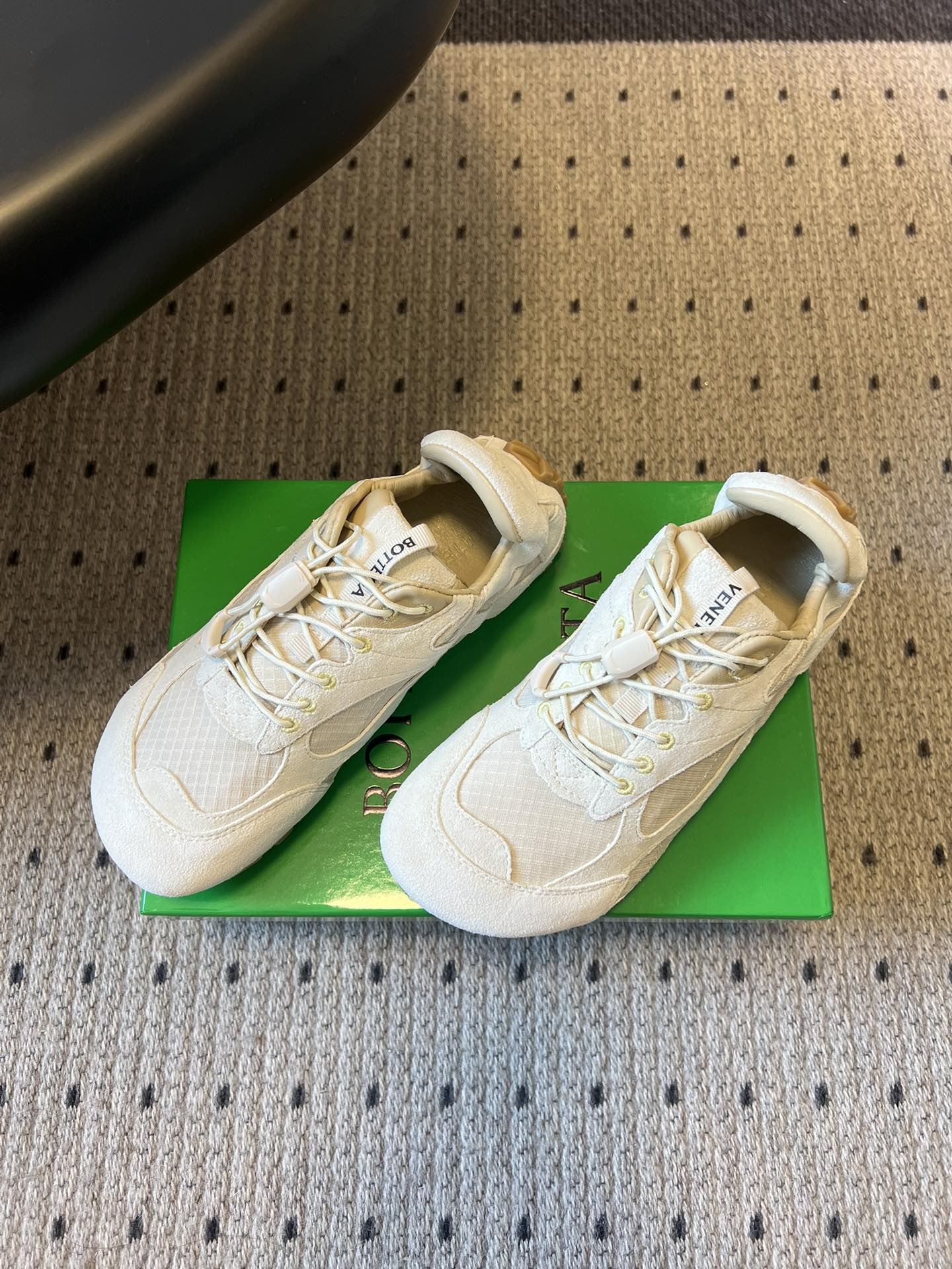 Bottega Venet*26ss新系列撞色运动鞋休闲鞋采用复古户外跑鞋的鞋型，低帮轮廓搭配流线型鞋身