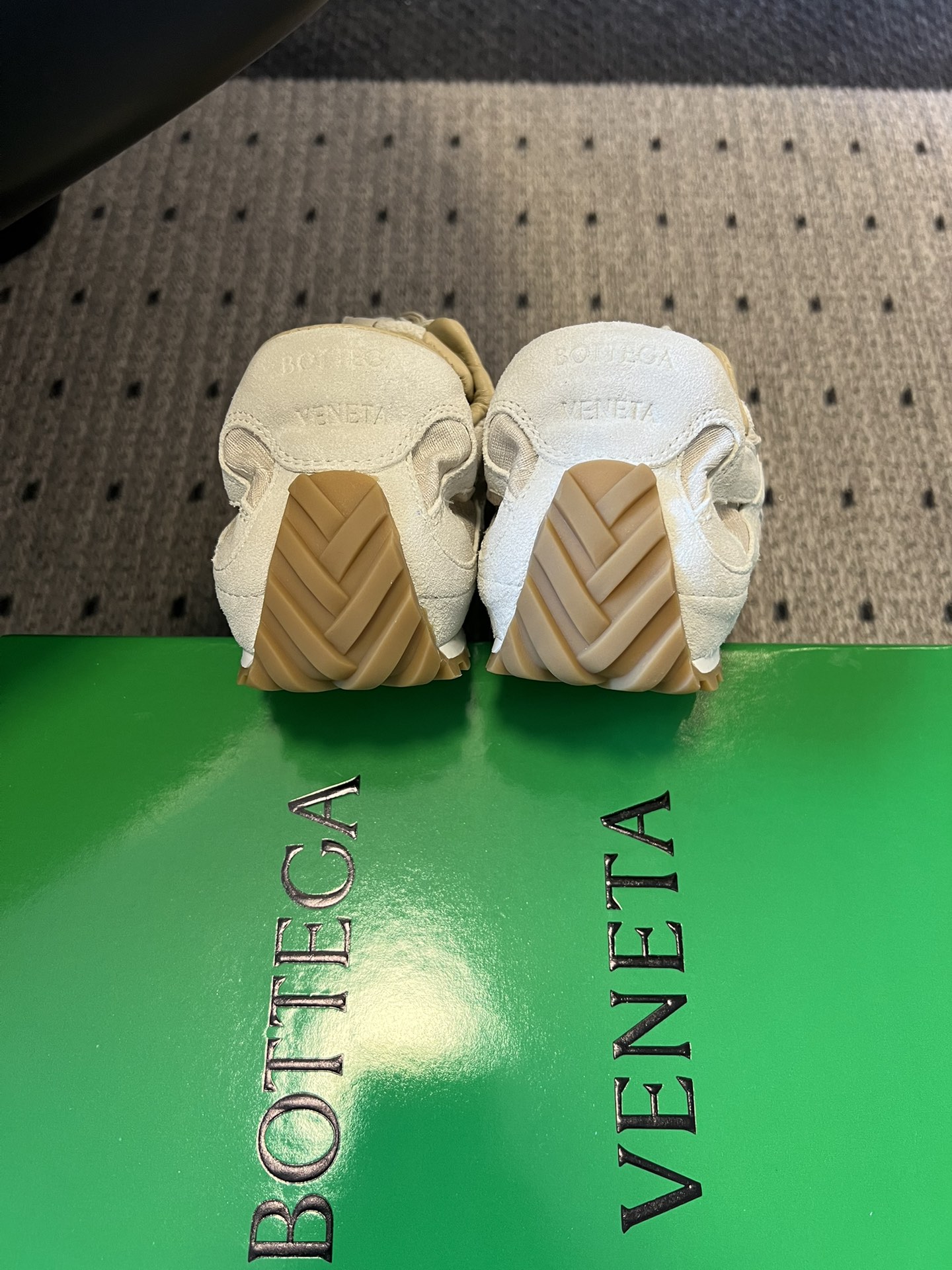 Bottega Venet*26ss新系列撞色运动鞋休闲鞋采用复古户外跑鞋的鞋型，低帮轮廓搭配流线型鞋身