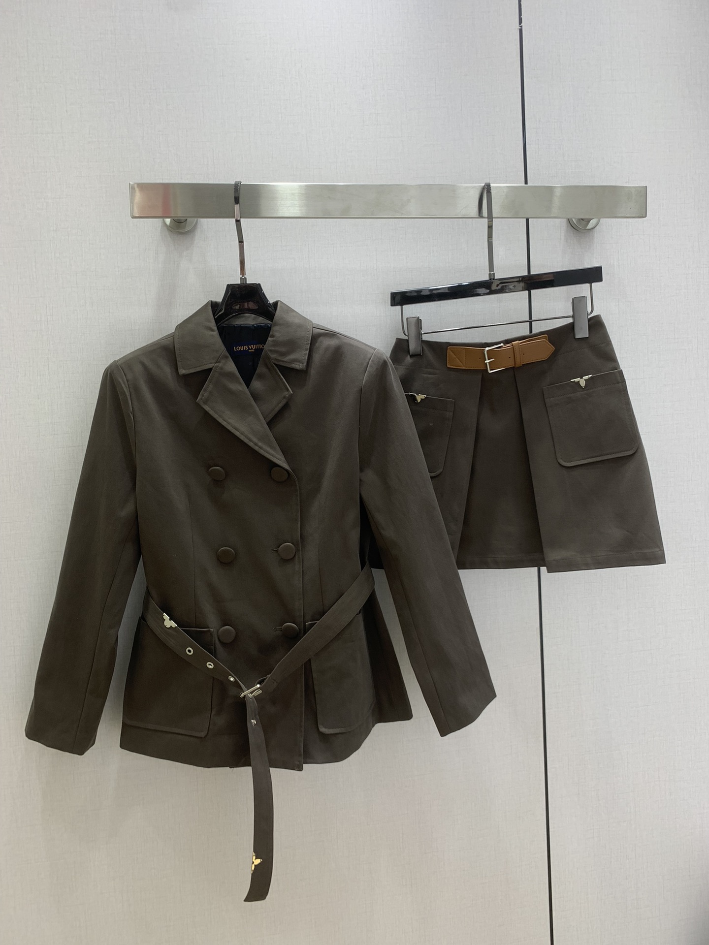 NO:694823,Highly recommended LV*2026 early spring new style Lapel Belt Suit Jacket Pleated Pocket Skirt Separate batch The belted waist version has a minimalist and high-end feel. It is capable and gentle. The texture is great. The clean, smooth and elegant version shows the aura of a goddess. It can be easily controlled regardless of height, fat or thin. Create a casual and elegant temperament. Improve the clothing when attending parties. One color SML code. High quality. Louis vuitton, skirts, jackets & coats, business suit,19860909强烈推荐 LV*2026早春新款 翻领腰带西装外套压褶口袋半裙 分开批 腰带束腰版型极简高级感 干练又尽显温柔 质感超赞 线条干净流畅利落大气的版型立显女神气场 无论高矮胖瘦都能轻松驾驭 打造随性优雅气质 聚会出席提高衣品 一个色 SML码 高品质外,,louis vuitton,skirts,jackets & coats,business suit,,Women's clothing