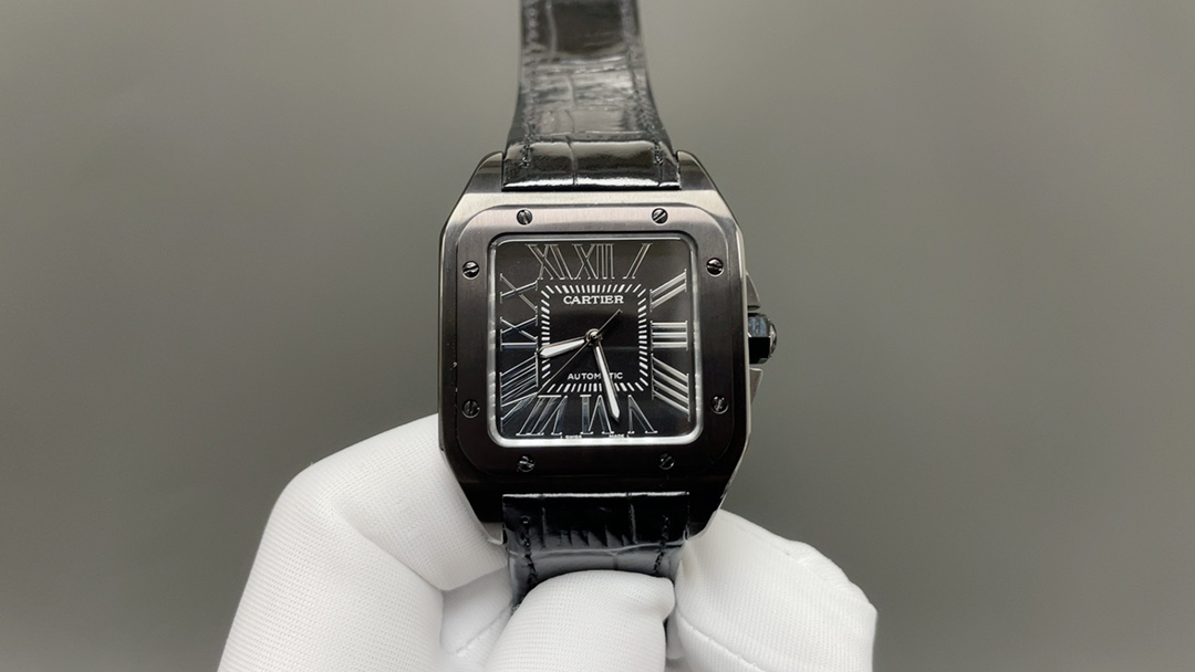 H Y 🌐卡地亚山度士100周年纪念版情侣对表强势来袭. [原版开模🔥🔥🔥卡地亚 山度士 ] 1⃣️【表壳】正品开模,搭载最好的进口316L材质表壳! 机芯:采用2824高端机械机芯,走时稳定,零翻修. 2⃣️【表盘】正品开模出来的表盘! 3⃣️【玻璃】对原版鱼眼蓝宝石玻璃 4⃣️【尺寸】男款:51mmx41.3mm, 女款:44.2mmx35.6mm, 跟原版最接近完美匹配. 5⃣️【表壳直径:41.3mm,厚度:10.3mm】🌐 对版厚度. 百年传承、匠心独运、铸就经典、激情永燃,男士首选、女士挚爱.