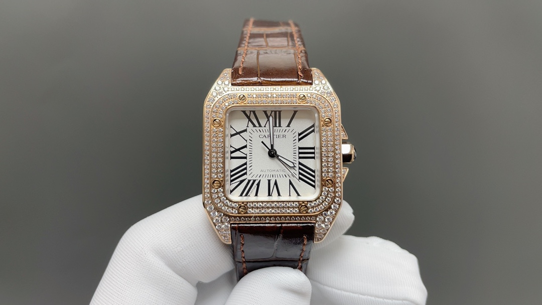 H Y 🌐卡地亚山度士100周年纪念版情侣对表强势来袭. [原版开模🔥🔥🔥卡地亚 山度士 ] 1⃣️【表壳】正品开模,搭载最好的进口316L材质表壳! 机芯:采用2824高端机械机芯,走时稳定,零翻修. 2⃣️【表盘】正品开模出来的表盘! 3⃣️【玻璃】对原版鱼眼蓝宝石玻璃 4⃣️【尺寸】男款:51mmx41.3mm, 女款:44.2mmx35.6mm, 跟原版最接近完美匹配. 5⃣️【表壳直径:41.3mm,厚度:10.3mm】🌐 对版厚度. 百年传承、匠心独运、铸就经典、激情永燃,男士首选、女士挚爱.