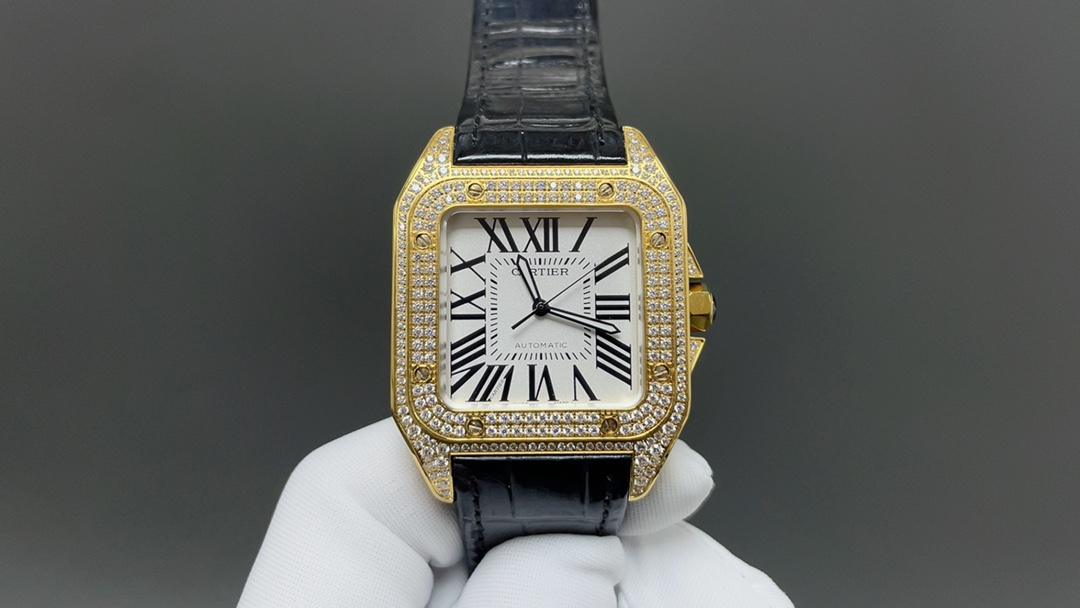 H Y 🌐卡地亚山度士100周年纪念版情侣对表强势来袭. [原版开模🔥🔥🔥卡地亚 山度士 ] 1⃣️【表壳】正品开模,搭载最好的进口316L材质表壳! 机芯:采用2824高端机械机芯,走时稳定,零翻修. 2⃣️【表盘】正品开模出来的表盘! 3⃣️【玻璃】对原版鱼眼蓝宝石玻璃 4⃣️【尺寸】男款:51mmx41.3mm, 女款:44.2mmx35.6mm, 跟原版最接近完美匹配. 5⃣️【表壳直径:41.3mm,厚度:10.3mm】🌐 对版厚度. 百年传承、匠心独运、铸就经典、激情永燃,男士首选、女士挚爱.