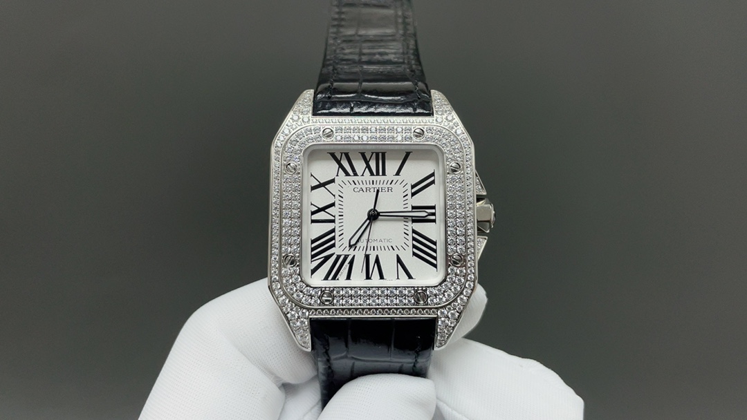 NO:689736,H Y Cartier Santos Anniversary Edition couple watch is coming. [Original molded Cartier Santos] 1 [Case] ​​Genuine molded, equipped with the best imported 316L material case!  Movement: Using 2824 high-end mechanical movement, it has stable running time and zero renovation. 2 [Dial] The dial is authentically molded!  3 [Glass] Versus original fisheye sapphire glass 4 [Size] Men's model 51mmx41.3mm, women's model 44.2mmx35.6mm, the closest perfect match to the original version. 5 [Case diameter 41.3mm, thickness: 10.3mm] Versus thickness. Centennial heritage, ingenuity, classic creation, eternal passion, men's first choice, women's favorite.,,cartier19860909H Y 卡地亚山度士周年纪念版情侣对表强势来袭 . [原版开模卡地亚 山度士 ] 1【表壳】正品开模,搭载最好的进口316L材质表壳！ 机芯:采用2824高端机械机芯,走时稳定,零翻修. 2【表盘】正品开模出来的表盘！ 3【玻璃】对原版鱼眼蓝宝石玻璃 4【尺寸】男款51mmx41.3mm, 女款44.2mmx35.6mm, 跟原版最接近完美匹配 . 5【表壳直径41.3mm,厚度:10.3mm】 对版厚度. 百年传承、匠心独运、铸就经典、激情永燃,男士首选、女士挚爱.,,cartier,Watch