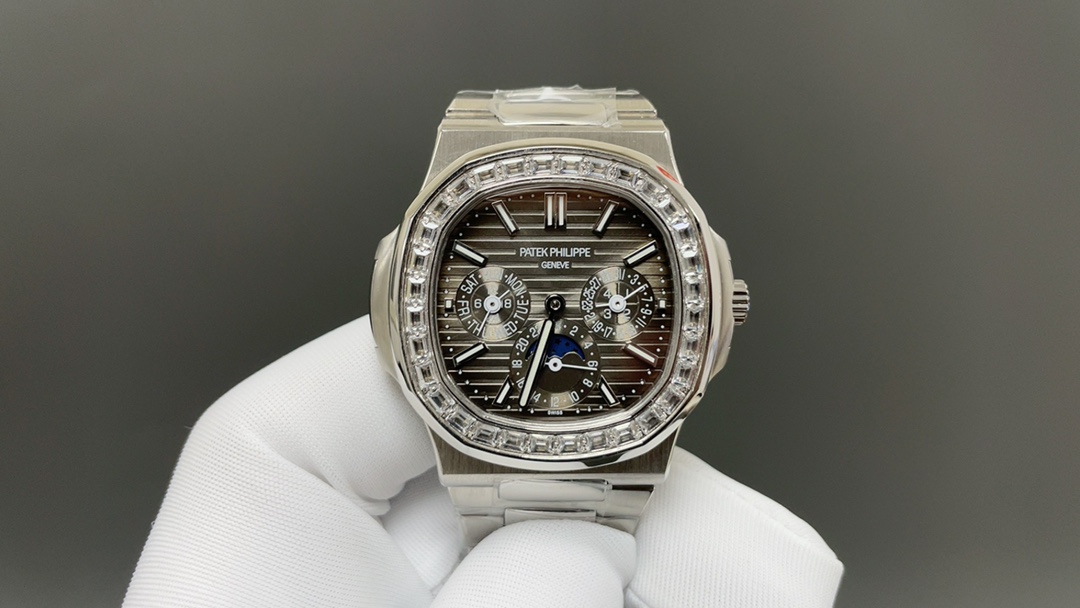 NO:689737,Patek Philippe/1G-001--The ultra-complex multi-function Nautilus makes its grand debut. It is the first Nautilus complex watch launched so far. It uses ultra-complex craftsmanship to create a casual sports watch. 1 small body and large power 40MM has the following functions: the left window displays the year, the right window displays the month, the day of the week at 9 o'clock, the month at 3 o'clock, and the 24-hour and moon phase display panel at 6 o'clock.  2. The movement adopts a replica Cal. self-winding movement. On the premise of achieving a realistic appearance, the functions are perfectly interpreted. 3. An independent watchmaker, a modification master, enthusiastically participates in customizing and modifying the dial color, adding an interesting soul to the unique watch, patek philippe19860909百达翡丽/1G-001--超复杂多功能鹦鹉螺重磅登场,迄今推出的首款Nautilus复杂腕表,以超复杂的工艺技术打造休闲运动腕表. 1小身板大能量40MM 尽揽以下功能∶左边窗口位置显示年份,右边窗口位置显示月份、9点位置处是星期、3点位置处是月份以及6点位置处是24小时与月相显示盘. 2机芯采用复刻版Cal.自动上链机芯,在实现外观的逼真前提下,功能一并完美诠释. 3改装大师独立制表人,倾情参与定制改装表盘颜色,给予独一无二的腕表增添有趣的灵魂,,patek philippe,Watch