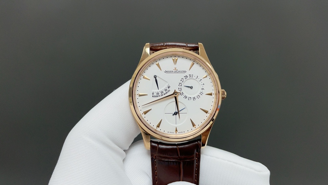 NO:689742,[GF Jaeger-LeCoultre] Master Ultra Thin Réserve de  The Marche ultra-thin master series power reserve display watch perfectly integrates pure lines with a slim stainless steel case, and is equipped with a number of exquisite complex functions, which complement the elegant dial. The style is elegant and grand, and harmoniously matches the male wrist. [Size] Diameter 39mm, thickness 9.9mm [Movement] Original open mold/1 integrated movement (GF does not forget its original intention, each movement undergoes a series of rigorous testing and screening!),,jaeger-lecoultre19860909【GF积家小丑】Master Ultra Thin Réserve de Marche超薄大师系列动力储存显示腕表将纯美线条与纤薄的精钢表壳完美融合,并搭载多项精妙的复杂功能,与优雅的表盘相得益彰,风格优雅大气,与男性手腕和谐搭配.【尺寸】直径39mm,厚度9.9mm【机芯】原装开模/1一体机芯（GF不忘初心,每一只机芯前都经过一系列严格测试筛选！）,,jaeger-lecoultre,Watch