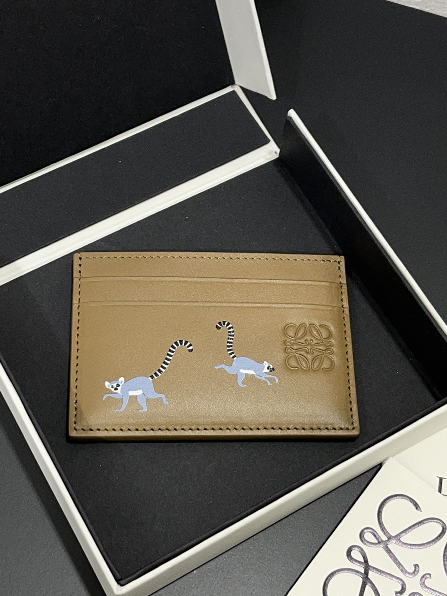 NO:714079,Suna Fujita special limited edition single piece lemur card holder made of satin calfskin, five card slots with silk screen lemur pattern. Size 10*7.5 style number, Loewe wallet, loewe, wallets, cowhide19860909Suna Fujita 特别限定单片狐猴卡包 采用缎面小牛皮 五个卡位 带有丝印狐猴图案. 尺寸10*7.5 款号,罗意威钱包,loewe,wallets,cowhide,欧美剧
