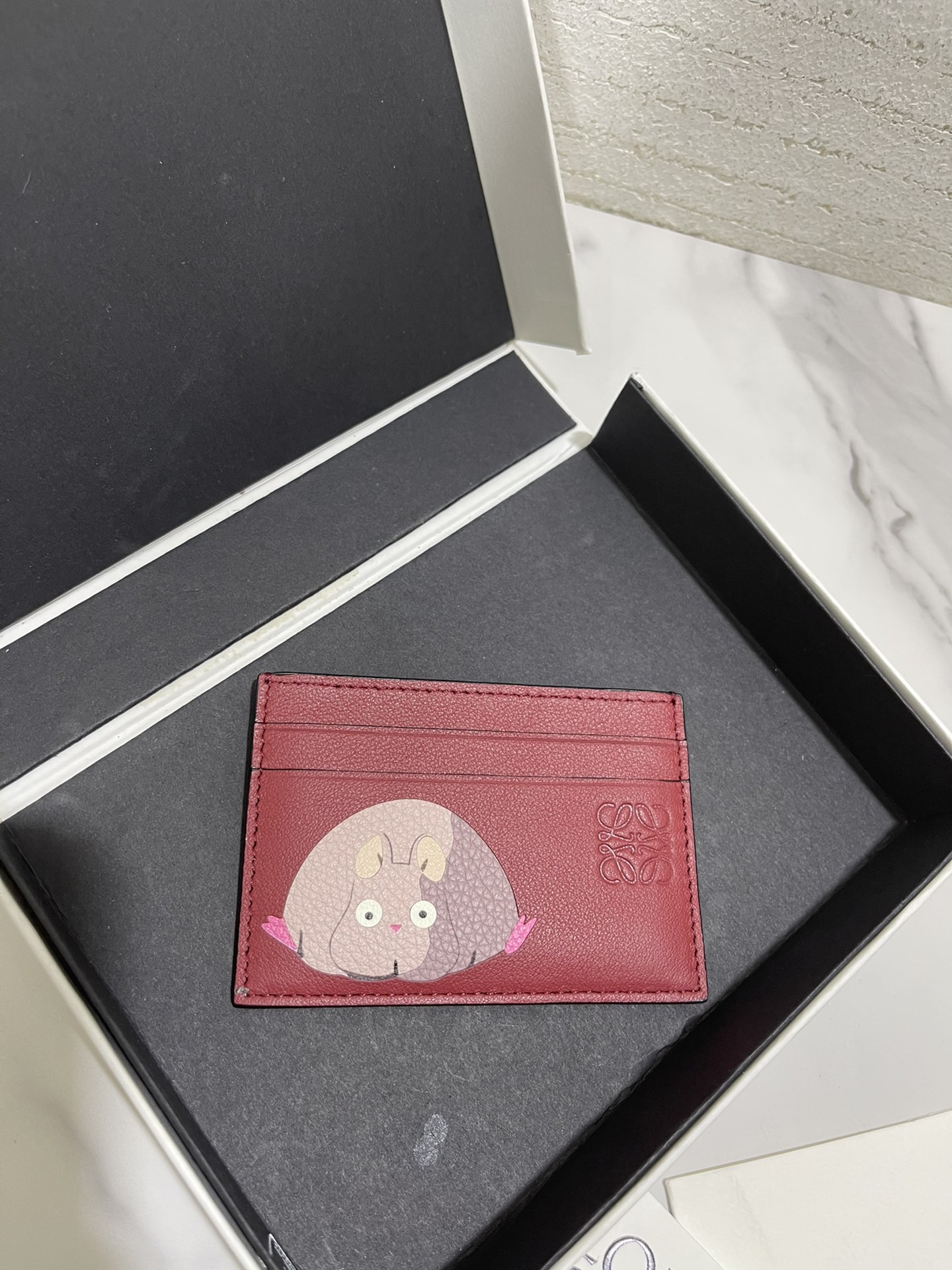 NO:714064,The limited edition 'Mouse' series single card holder in collaboration with Spirited Away is made of classic calfskin, using precise cutting technology and inlay technology. Its smart and exquisite design is dazzling. Model number 3777, size 10*7 (note that the small mouse pattern is spliced ​​and inlaid, and gaps and skin flakes are normal), Loewe wallet, loewe, wallets, cowhide19860909千与千寻合作限量款“老鼠”系列单片卡包 选用经典小牛皮,采用精确的切割技术,以镶嵌工艺制成,其灵动、精致的设计,光彩夺目. 款号3777尺寸10*7（注意 小老鼠图案是拼接镶嵌的, 有缝隙、 皮屑属于正常现象）,罗意威钱包,loewe,wallets,cowhide,欧美剧