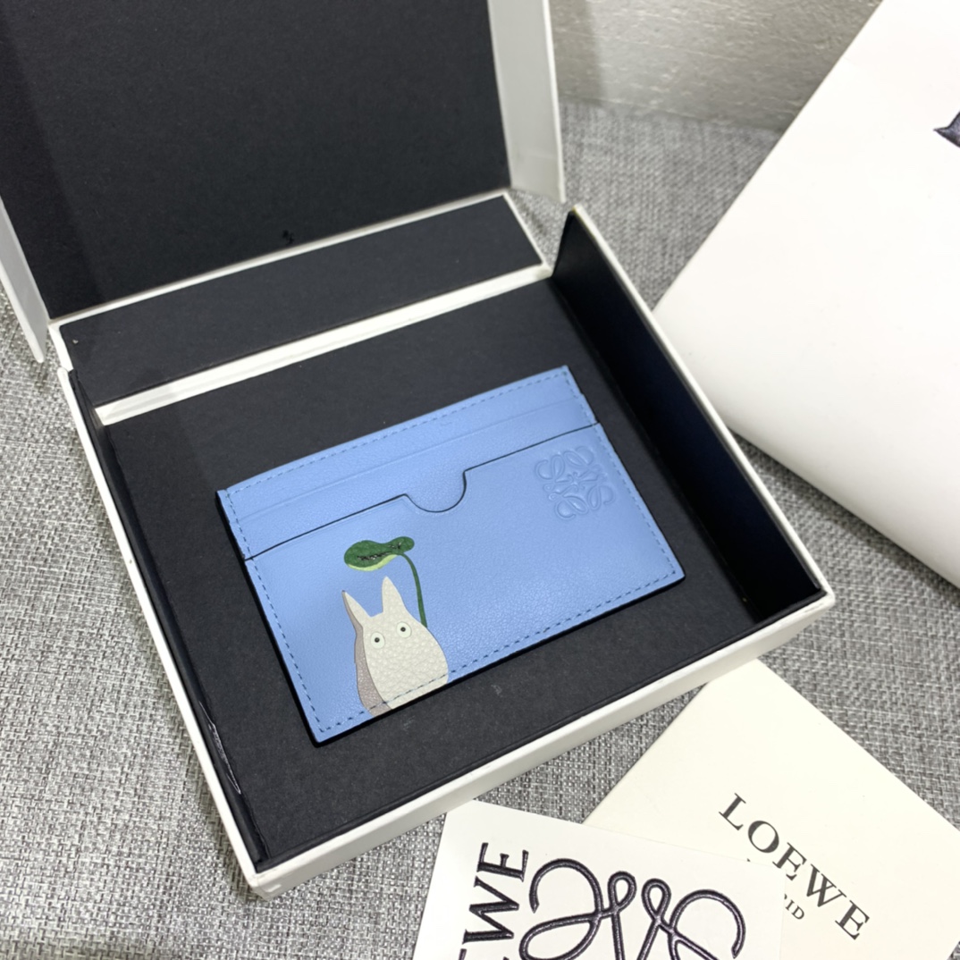 NO:714072,The special limited edition 'Little Gray Rabbit' series single card holder is made of classic calfskin, using precise cutting technology and inlay technology. Its smart and exquisite design is dazzling. Model number, size 10*7 (note that the Totoro pattern is spliced ​​and inlaid, and gaps and skin flakes are normal), Loewe wallet, loewe, wallets, cowhide19860909特别限量款“小灰兔”系列单片卡包 选用经典小牛皮,采用精确的切割技术,以镶嵌工艺制成,其灵动、精致的设计,光彩夺目. 款号,尺寸10*7（注意 龙猫图案是拼接镶嵌的, 有缝隙、 皮屑属于正常现象）,罗意威钱包,loewe,wallets,cowhide,欧美剧