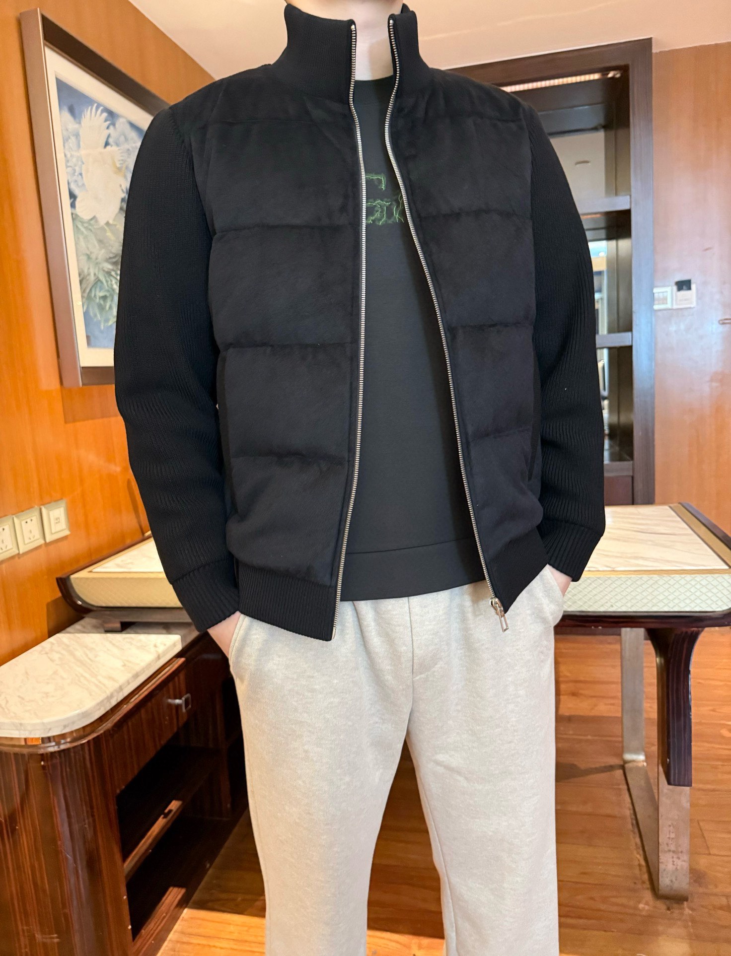 NO:703901,LP-2025 new spliced ​​down!  The body of the light luxury stitching design is made of brushed fabric with a wool knitted texture, and the sleeves/back of the wool knitted texture are combined with softness and stiffness. It has the warmth of a down jacket and the relaxed atmosphere of a knitted sweater, and is high-end without being bulky. Warmth + comfort is double-line filled with light and temperature-locking down, and the upper body does not feel weight-bearing; elastic fiber is added to the knitted part, and the fit is not tight during activities, taking into account the cold resistance in autumn and winter and daily stretch.  Detailed and textured stand-up collar + zipper placket to prevent wind and temperature leakage, ribbed hem/cuff lock of the same color to make you look slimmer, brown color suitable for various inner wear, simple and not monotonous. Size 48-56 (model 180/140 wears 50, comes with Hong Kong Lane Crawford gift box packaging), loro piana, down jacket,19860909LP-2025新款拼接羽绒！轻奢拼接设计衣身采用磨毛质感的磨毛面料,搭配羊毛针织纹理的袖身/后背,柔糯与挺括结合,既有羽绒服的保暖性,又有针织衫的松弛氛围,高级不臃肿. 保暖+舒适双在线填充轻盈锁温的羽绒,上身无负重感；针织部分加入弹力纤维,活动时贴合不紧绷,兼顾秋冬抗寒与日常舒展度. 细节质感拉满立领+拉链门襟防风不漏温,同色系罗纹下摆/袖口锁边显瘦,咖色调适配各种内搭,简约不单调. 码数48-56（模特180/140穿50,配香港连卡佛礼盒包装）,,loro piana,down jacket,,Men's clothing