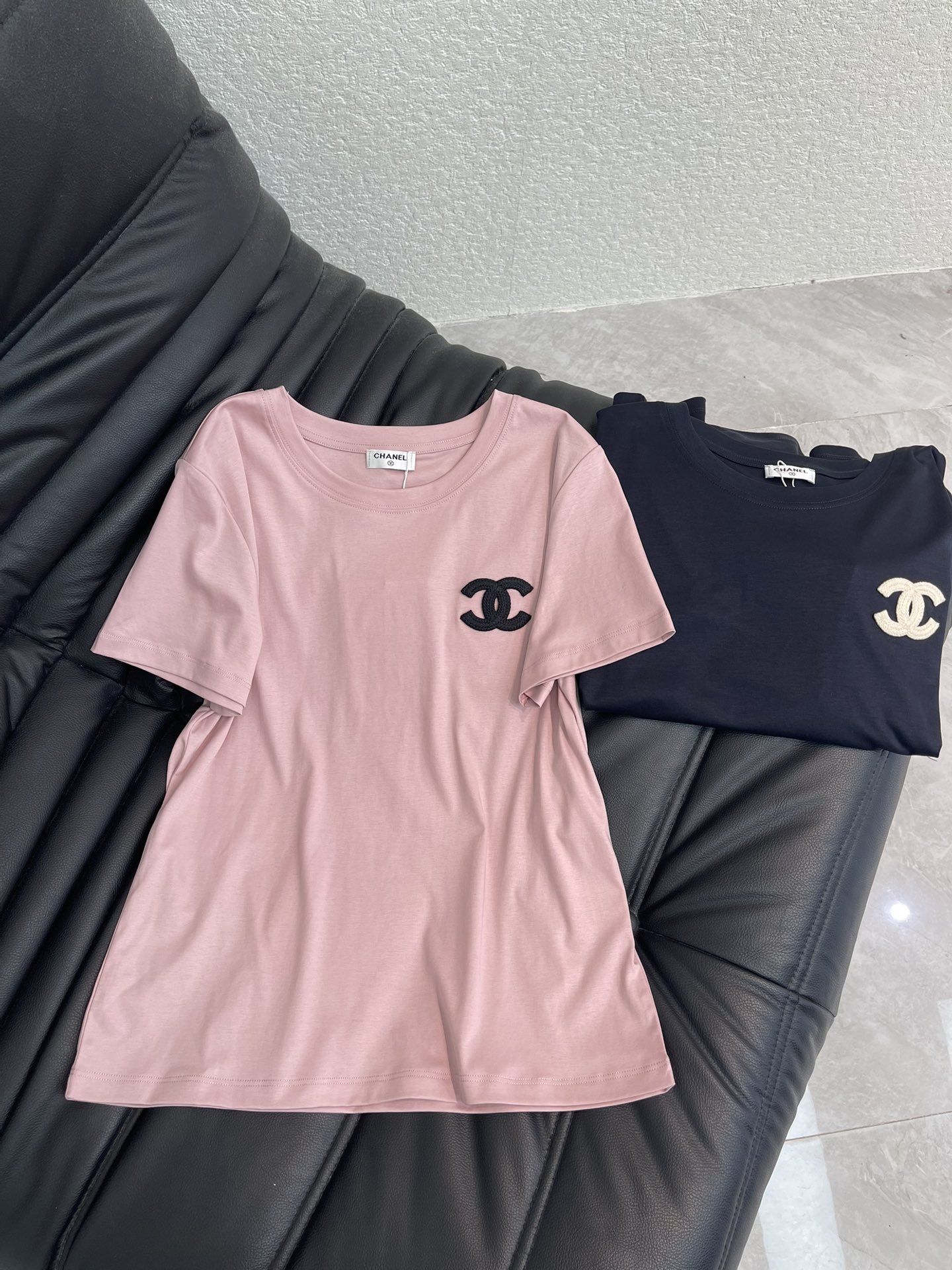 NO:696986,Chane*26 new spring and summer double C embroidered logo short-sleeved T-shirt Mercerized cotton fabric High-density fashionable sports style Every daily wear Playful and age-reducing design elements full of vitality High quality Size SML, chanel, T-shirt, tees, t-shirt,19860909Chane*26春夏新款双C刺绣logo短袖T恤 丝光棉面料 高密度时髦运动风 每个日常的穿搭 俏皮减龄充满元气的设计元素 高品质 尺码SML,,chanel,T-shirt,tees，t-shirt,,Women's clothing