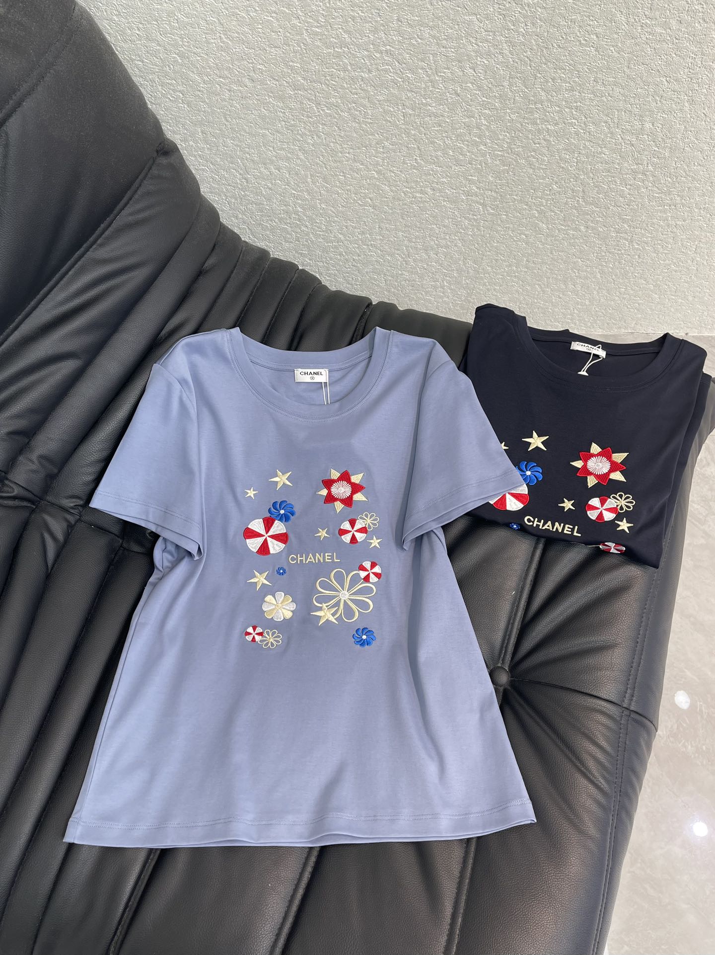 NO:696979,Chane*26 new spring and summer multi-color flower embroidered short-sleeved T-shirt, mercerized cotton fabric, high-density fashionable sports style, every daily wear, playful and age-reducing design elements full of vitality, high quality, sizes SML, chanel, T-shirt, tees, t-shirt,19860909Chane*26春夏新款多色花朵刺绣短袖T恤 丝光棉面料 高密度时髦运动风 每个日常的穿搭 俏皮减龄充满元气的设计元素 高品质 尺码SML,,chanel,T-shirt,tees，t-shirt,,Women's clothing