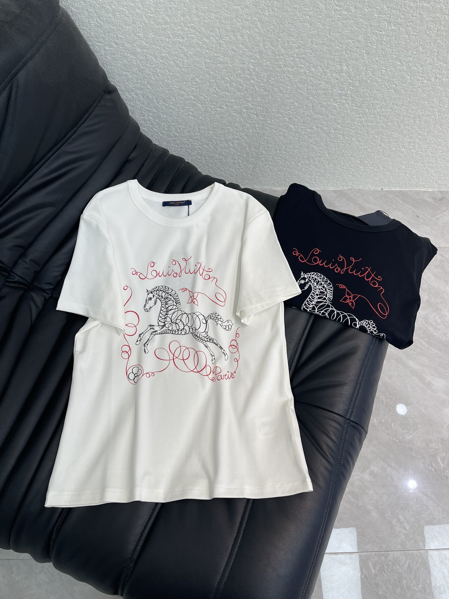 NO:696983,Louis Vuitto**26 new spring and summer new Year of the Horse limited printed short-sleeved T-shirt Mercerized cotton fabric High-density fashionable sports style Every daily wear Playful and age-reducing design elements full of vitality High quality Size SML A, Louis Vuitton, T-shirt, tees, t-shirt,19860909Louis Vuitto**26春夏新款马年限定印花短袖T恤 丝光棉面料 高密度时髦运动风 每个日常的穿搭 俏皮减龄充满元气的设计元素 高品质 尺码SML A,,louis vuitton,T-shirt,tees，t-shirt,,Women's clothing