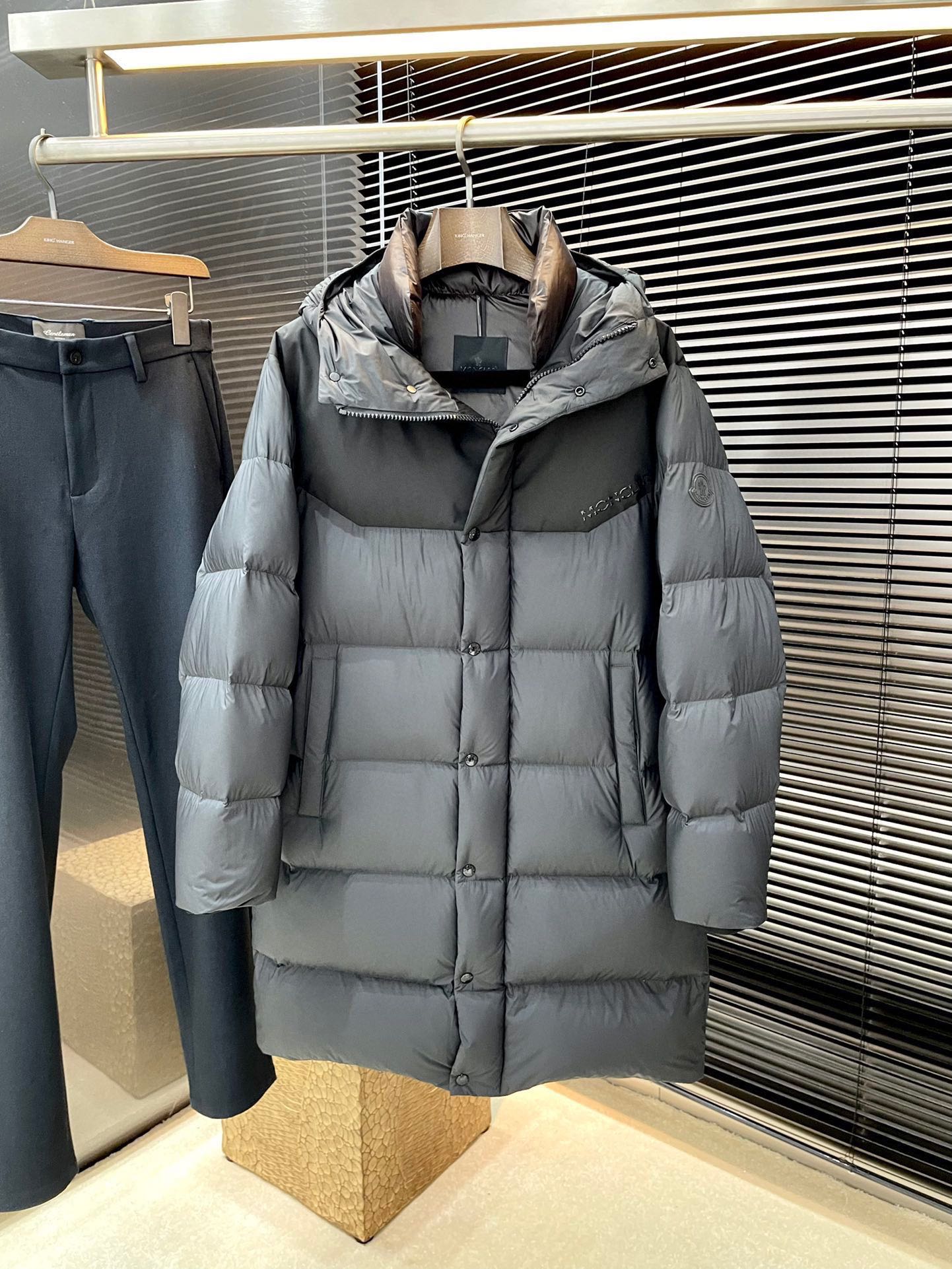 NO:692399,P Monch (Mengjia) 2025 winter clothing series creates a handsome man and highlights his masculine temperament. Simple and fashionable commuter down jacket. Top-grade imported polyester fiber fabric. The texture is very soft and comfortable against the skin. Delicate and smooth texture. Super good fit. The upper body is super stylish and handsome. The down jacket feels like it is wrapped with a top-notch down quilt. It is warm and comfortable. The version is a simple design with three-dimensional cutting. It simply adds points to the whole piece of clothing. The whole piece is warm and fluffy.  National standard 90 white duck down filling has good resilience and can rebound immediately after compression. It is very light, delicate and soft. The better the down, the lighter it is, but the fluffy and fluffy ones are fluffy and light. The upper body is warm and stylish without feeling heavy. It is very wearable and does not look bloated. It can well prevent cold wind invasion!  The first choice for high quality. Compare the details and fabrics. You will know what grade of goods we sell!  Size 1 2 3 4 5,,down jacket,19860909P  Monch（蒙家）2025冬装系列 打造帅气型男 彰显男士气质 简约时尚通勤羽绒服 顶级进口聚脂纤维面料 质感很轻柔 贴肤都舒适 细腻顺滑质感 超级好版型 上身超级有型的帅气 羽绒服就感觉包裹了一层顶级的羽绒被 温暖而舒适 版型是立体裁剪的设计简约款 简直给整件衣服加分,整件保暖蓬松度高 国标90白鸭绒填充 回弹力好 压缩后能马上立马回弹起来 非常轻盈 细腻柔软 越好的绒是越轻 但是体积蓬松越大的 蓬松轻盈 上身保暖有型 又不会有负重感 实穿性非常强 不显臃肿 可以很好的防止寒风侵袭！高品质首选 大家到时比一比细节 面料 做你就知道我们卖的是什么级别的货色了！尺码 1 2 3 4 5,,down jacket,,Men's clothing