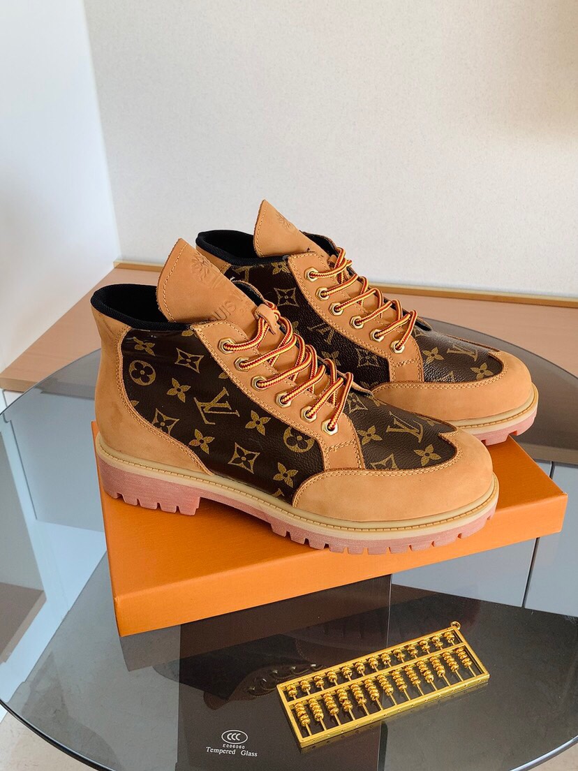 工厂价320  🔥🔥 LV联名Timberland（天布伦）冬季❄️新款，鞋面进口牛皮搭配高档真皮内里，原版大底。官网原版开模可随意出入，这个季节穿出不一样的你。码数:: 38-44。定做45-46！