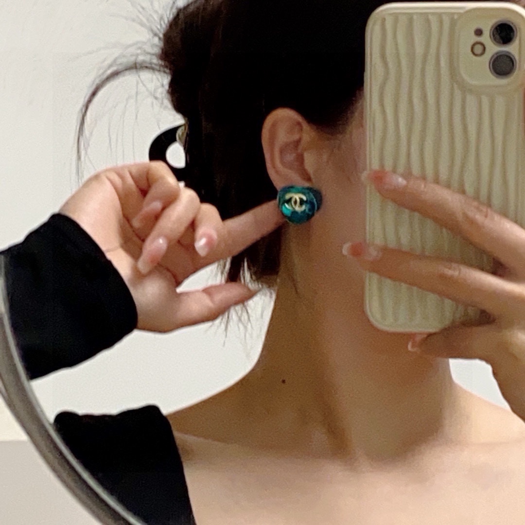 NO:688033,Chanel Chanel double C love color spring and summer new color earrings. Beauty can never compete with classics. Chanel in its golden age is the most classic.  It is also the most tasteful. A woman is independent, elegant, charming, intellectual, retro, luxurious and not complicated. Double C is classic and versatile, simple but not simple!  925 silver needle earrings, fine jewelry, chanel, chanel, earrings, gold19860909Chanel香奈Chanel字母双C爱心春夏彩色新款耳钉 美丽永远敌不过经典 黄金时期的香奈就是最经典．也是最有味道的 女人独立优雅魅力知性复古奢华不繁复 双C经典百搭 简约不简单！925银针耳环,饰品精品,chanel,chanel,earrings,gold,Jewelry