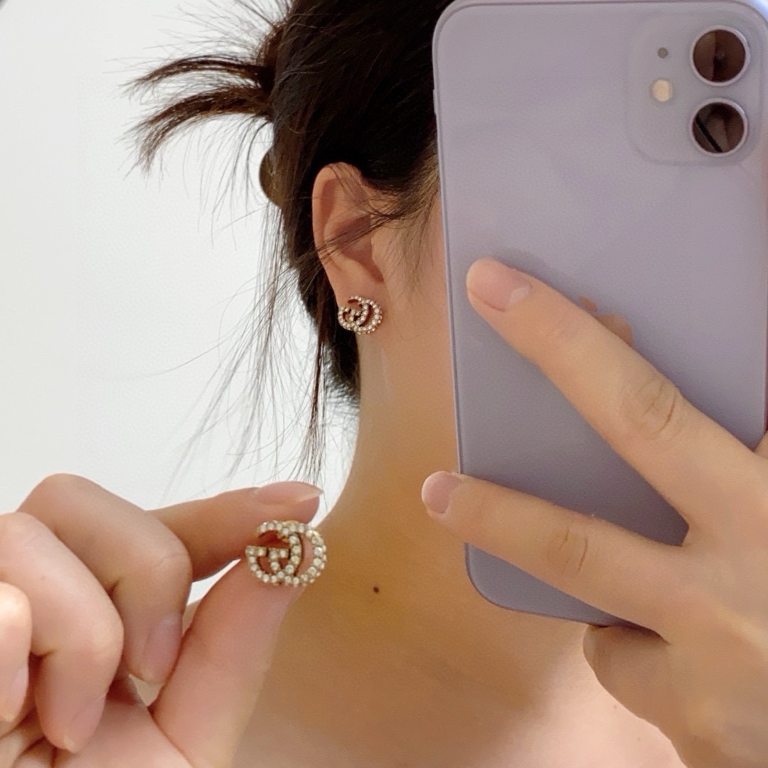 NO:688039,Real photos of Gucci Gucci high-end ready-made Gucci double G white diamond stud earrings, high-end quality, same material as the counter, real brass, ion plating, exclusive real photos of exquisite workmanship, heavy-duty version, super fairy and beautiful one, super careful workmanship without loopholes, comparable to zp, fine jewelry, gucci, gucci, earrings19860909实拍古驰Gucci高端现货供应 古驰双G白钻耳钉耳环,高端品质,专柜同材质,真正黄铜,离子电镀,独家实拍图做工精致细腻,重工版本,超级仙女唯美的一款,做工超级细心无漏洞,媲美zp,饰品精品,gucci,gucci,earrings,Jewelry