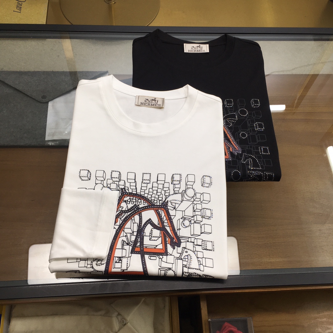 NO:691896,New long T-shirt [Ais...] 2025 season new counter product casual long-sleeved T-shirt [base], product of top trading company, heavyweight high-end top-notch product, Italian origin, perfect and first-class appearance!  A single product with a strong sense of craftsmanship and logo design, which brings fashion aesthetics to the extreme. It is quite artistic and made of customized imported high-grade mercerized cotton material!  The fabric is soft and comfortable!  The details are designed in place, the construction is very unique and clever, the whole body is clean and neat, the lines are simple and elegant. It can be worn alone or as a base layer!  Color: White Black Size: M-5XL [Please state your height and weight when placing an order], tees, t-shirt,19860909新品长T【爱士...】 2025季专柜新品 休闲长袖T恤【打底】,顶级贸易公司货,重磅高端尖品,意大利原产 品相完美一流！工艺logo设计感超强的一款单品,将时装美学发挥到极致,相当有意境,定制进口高级丝光棉材质！面料柔软舒适！细节设计到位,非常别致巧妙的构建,通体干净利落,线条感简洁大方.单穿打底皆宜！ 颜色:白色 黑色 码数:M-5XL【下单请报身高体重】,,tees，t-shirt,,Men's clothing