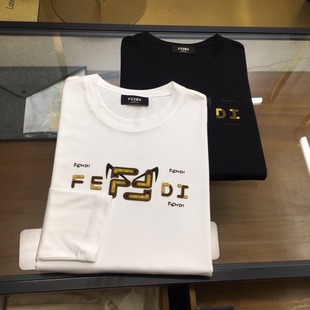 NO:691900,New long T-shirt [Fend...] 2025 season counter new product casual long-sleeved T-shirt [base], product of top trading company, heavy-duty high-end products, Italian origin, perfect and first-class appearance!  A single product with a strong sense of craftsmanship and logo design, which brings fashion aesthetics to the extreme. It is quite artistic and made of customized imported high-grade mercerized cotton material!  The fabric is soft and comfortable!  The details are designed in place, the construction is very unique and clever, the whole body is clean and neat, the lines are simple and elegant. It can be worn alone or as a base layer!  Color: White Black Size: M-5XL [Please state your height and weight when placing an order], fendi, tees, t-shirt,19860909新品长T【Fend...】 2025季专柜新品 休闲长袖T恤【打底】,顶级贸易公司货,重磅高端尖品,意大利原产 品相完美一流！工艺logo设计感超强的一款单品,将时装美学发挥到极致,相当有意境,定制进口高级丝光棉材质！面料柔软舒适！细节设计到位,非常别致巧妙的构建,通体干净利落,线条感简洁大方.单穿打底皆宜！ 颜色:白色 黑色 码数:M-5XL【下单请报身高体重】,,fendi,tees，t-shirt,,Men's clothing
