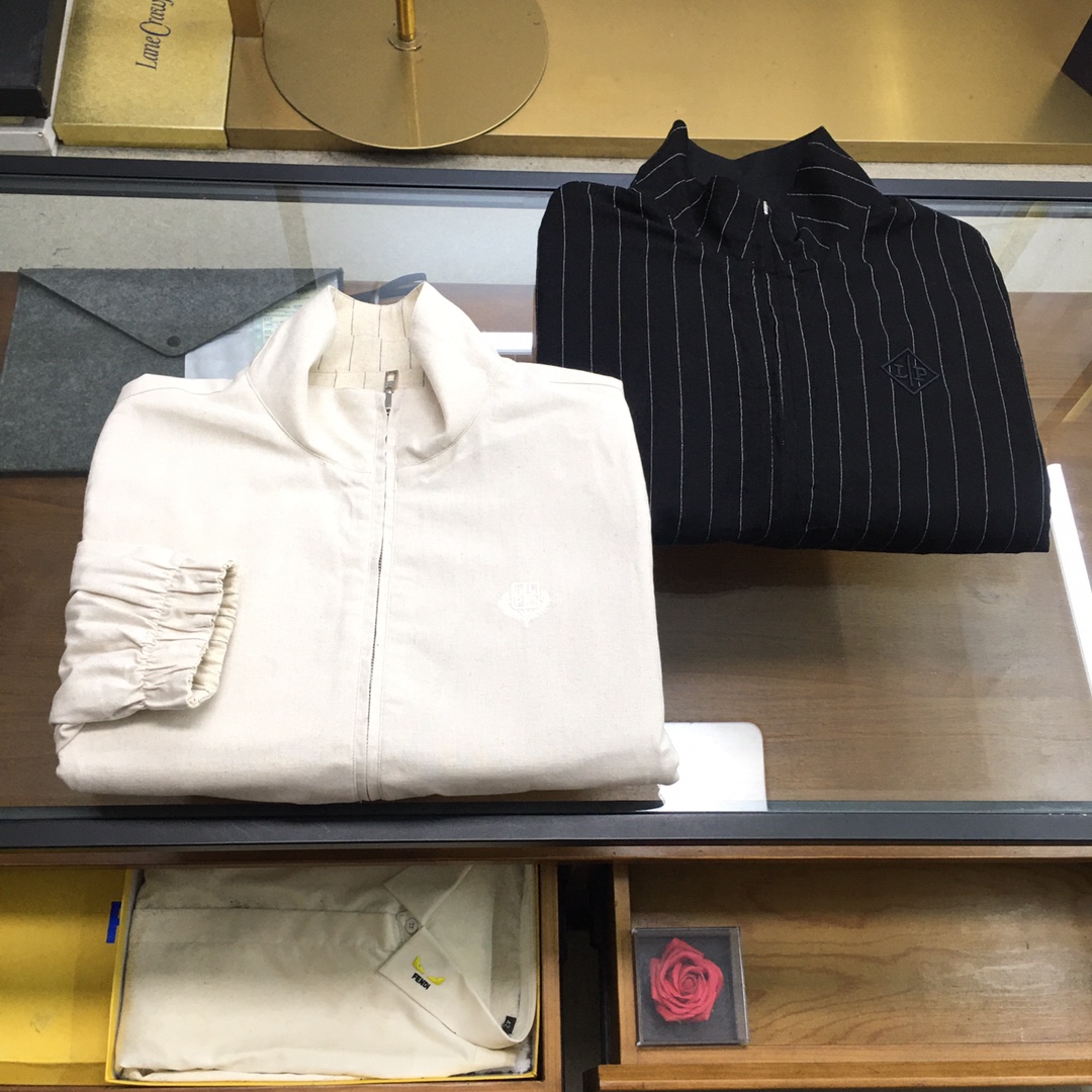 NO:691898,New Jacket [LP] 25 Official website of the same high-end men's windbreaker double-sided jacket, fashionable and casual high-end version!  The custom-made cotton and linen fabrics at the counter are highly breathable and comfortable, with impeccable details and brand element design concepts, reflecting the high-quality, delicate and soft feel!  It presents a casual cut and the upper body shape is awesome!  Size M/48-3XL/56,,loro piana,jackets & coats,jackets & coats,19860909新品夹克【LP】 25官网同款高端 男士风衣双面夹克外套时尚休闲高端版本！专柜定制棉麻面料 透气舒适度高,细节无可挑剔,品牌元素设计理念,体现高品质手感细腻柔软！呈现休闲裁剪,上身版型超赞！码数M/48-3XL/56,,loro piana,jackets & coats,jackets & coats,,Men's clothing