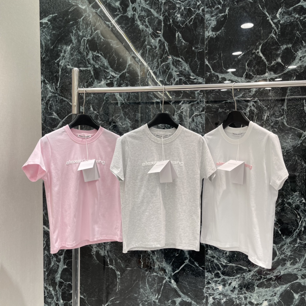 NO:702444,King's 26 new spring style short-sleeved T-shirt with foam letters. The foam letters on the chest are full of three-dimensionality. The logo is highly recognizable. It is OK for daily wear or street style. It goes well with jeans and overalls. Four colors SML, Miu Miu-clothing, alexander wang, jeans, T-shirt, tees, t-shirt,19860909大王 26春季新款 发泡字母短袖T恤 胸前发泡字母 Logo立体感满满 辨识度超高 日常穿搭或街头风都很OK 搭配牛仔裤 工装裤都很出彩.四个色SML,缪缪-服装,alexander wang,jeans,T-shirt,tees，t-shirt,,Women's clothing