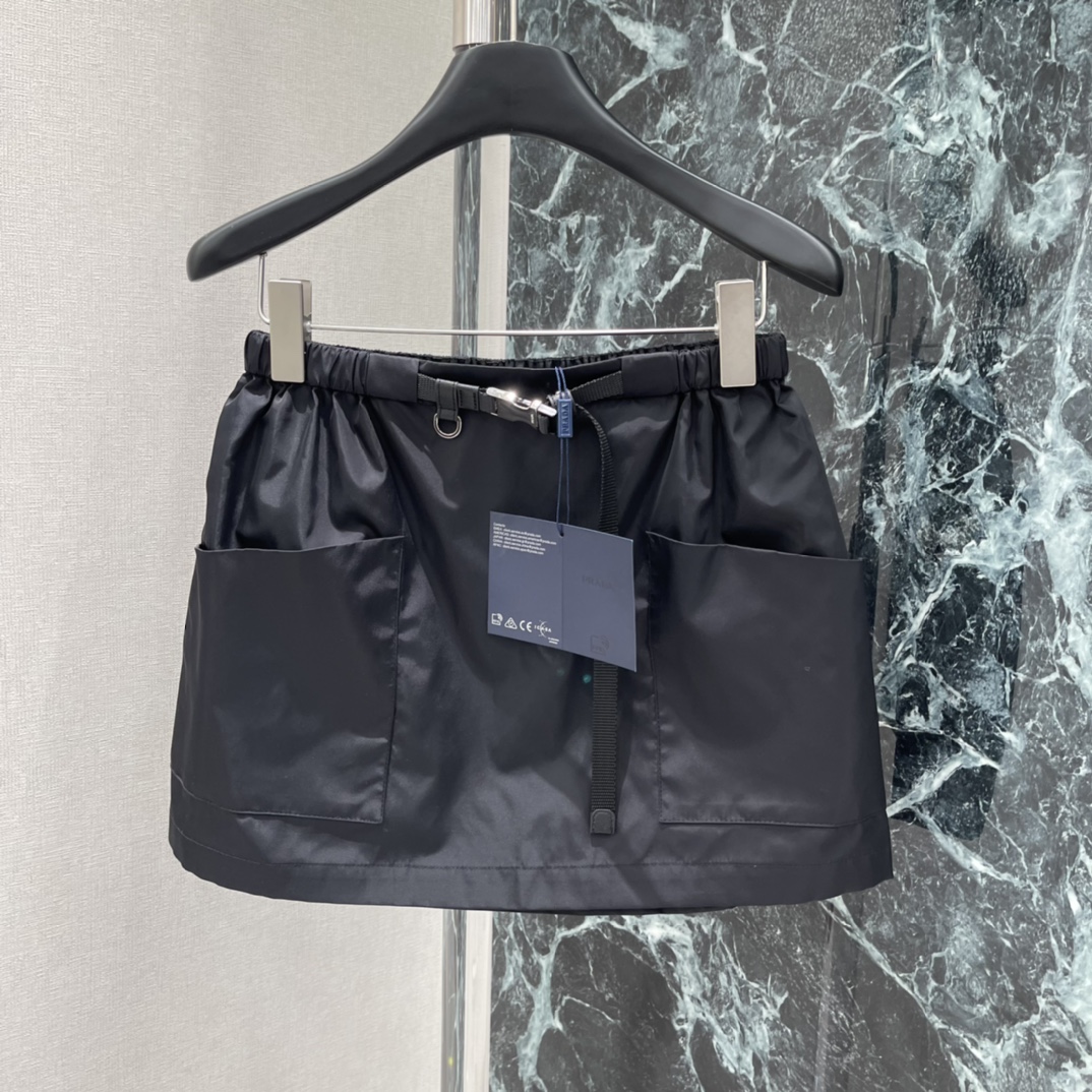 PD 16春季新款 工装风半裙 采用轻质尼龙面料 防风防水 日常或户外都很适合!高腰松紧+可调节腰带 穿