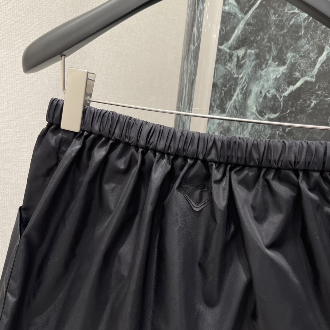 PD 16春季新款 工装风半裙 采用轻质尼龙面料 防风防水 日常或户外都很适合!高腰松紧+可调节腰带 穿