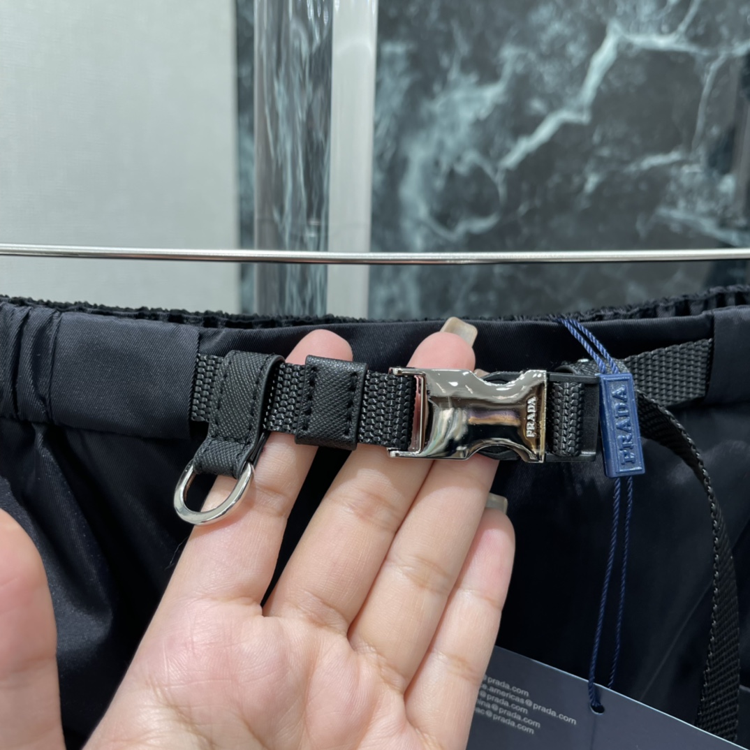 PD 16春季新款 工装风半裙 采用轻质尼龙面料 防风防水 日常或户外都很适合!高腰松紧+可调节腰带 穿